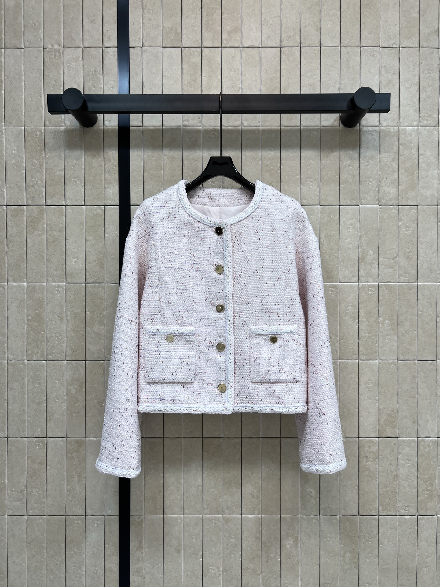 NO:835861,C Home 26 new summer style pink tweed jacket, classic tweed material, embellished with fine glitter, single-breasted buttons + symmetrical pockets, exquisite metal button details, loose fit, cuffs and hem piping, improved texture, easy to manage for commuting, dating, and parties. It goes well with jeans or skirts. Three sizes in one color, Size/S-M-L,,chanel,skirts,jeans,jackets & coats,19860909C家 26夏季新款 粉色粗花呢外套 经典粗花呢材质 点缀细闪 单排扣+对称口袋 金属纽扣细节精致 版型宽松 袖口和下摆滚边 质感提升 通勤 约会 聚会都能轻松驾驭 搭配牛仔裤或裙装都很出彩 一色三码Size/S-M-L,,chanel,skirts,jeans,jackets & coats,,Women's clothing