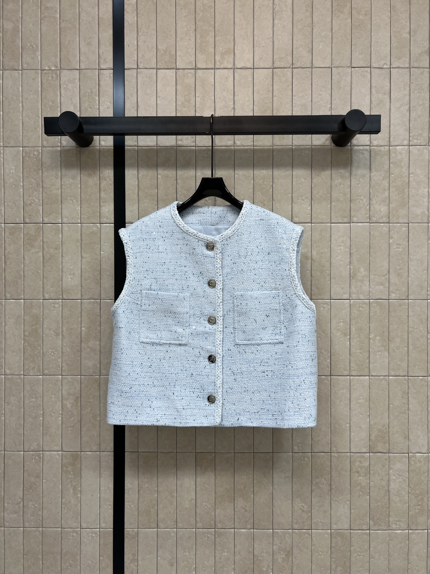 NO:835869,C Home 26 new summer style light blue vest top, classic small fragrance design, light-colored tweed blended fabric, embellished with fine glitter, low-key and exquisite, round neck, sleeveless + front button + double patch pockets, neat tailoring, great for layering or wearing alone, easy to create an elegant and casual style, easy to control for commuting and parties, three sizes in one color, Size/S-M-L,,chanel,19860909C家 26夏季新款 浅蓝色马甲上衣 经典小香风设计 浅色粗花呢混纺面料 点缀细闪 低调又精致 圆领无袖+正面纽扣+双贴袋 剪裁利落 叠穿或单穿都很出彩 轻松打造优雅随性风格 通勤 聚会都能轻松驾驭 一色三码Size/S-M-L,,chanel,,Women's clothing