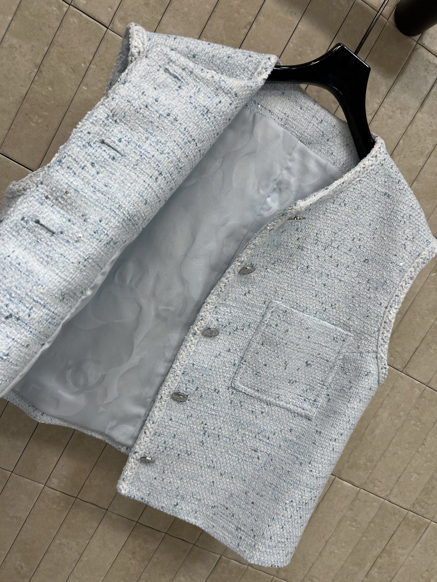 C家 26夏季新款 浅蓝色马甲上衣 经典小香风设计 浅色粗花呢混纺面料 点缀细闪 低调又精致 圆领无袖+