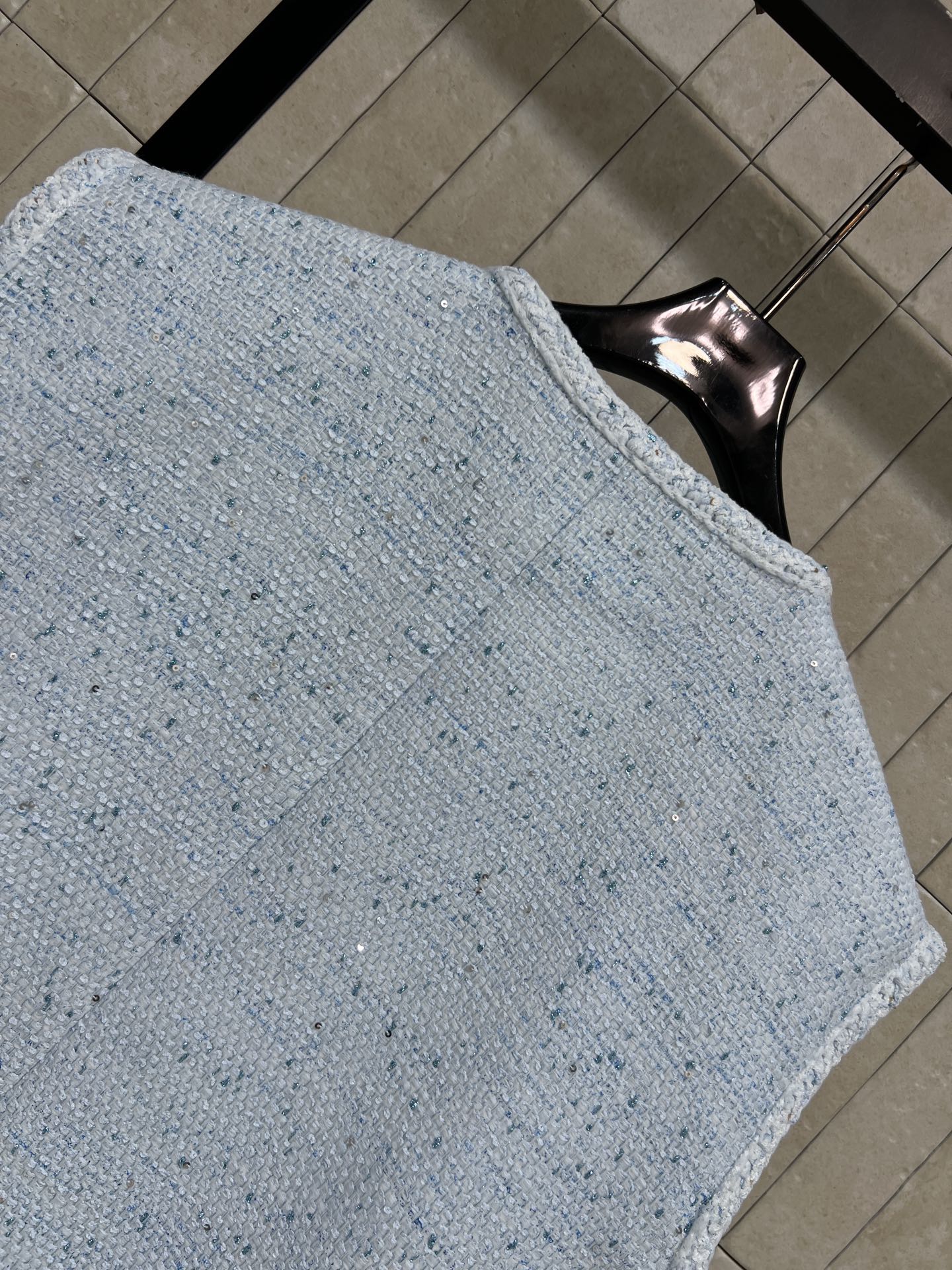 C家 26夏季新款 浅蓝色马甲上衣 经典小香风设计 浅色粗花呢混纺面料 点缀细闪 低调又精致 圆领无袖+