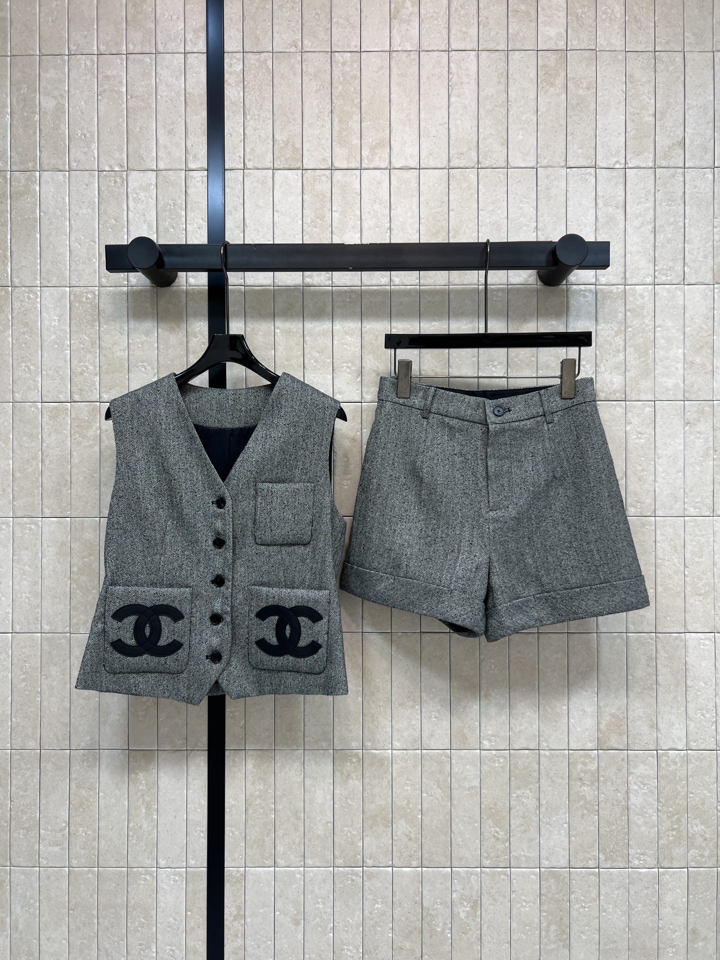 NO:835880,C Home 26 new summer style vest suit, neat V-neck vest + high-waisted cuffed shorts, single-breasted vest design, can be opened and fastened, cuffed shorts design, makes you look taller and slimmer, regardless of skin color or occasion. Wear it without having to worry about matching. It can also have an elegant aura. It is suitable for daily outings and commuting. Three sizes in one color, Size/S-M-L,,chanel,shorts,19860909C家 26夏季新款 马甲套装 利落V领马甲+高腰翻边短裤 马甲单排扣设计 可敞开可扣合 短裤翻边设计 显高又显瘦 不挑肤色不挑场合 穿上它 不用费心搭配 也能自带优雅气场 日常出街 通勤都很合适 一色三码Size/S-M-L,,chanel,shorts,,Women's clothing