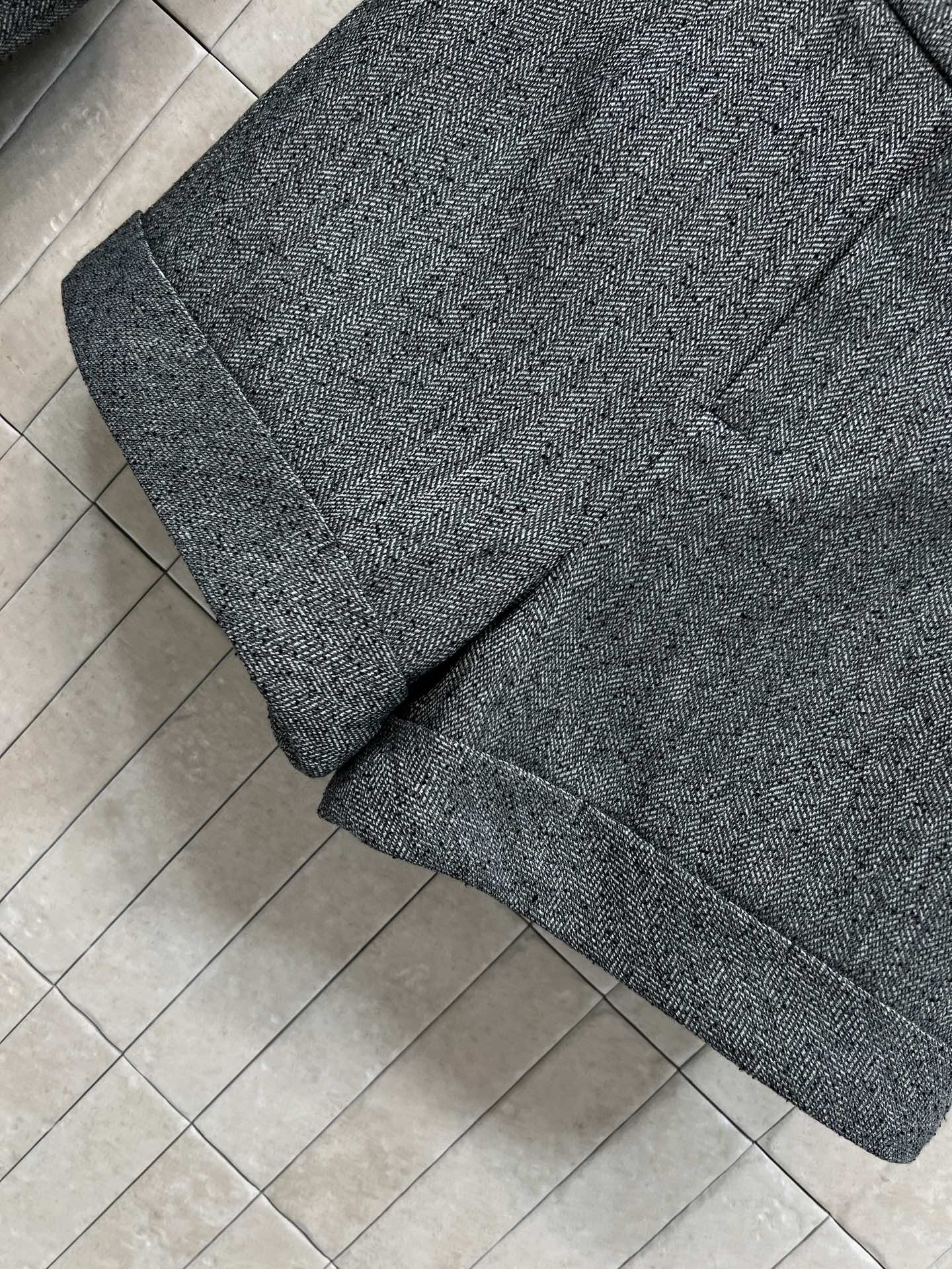 C家 26夏季新款 马甲套装 利落V领马甲+高腰翻边短裤 马甲单排扣设计 可敞开可扣合 短裤翻边设计 显