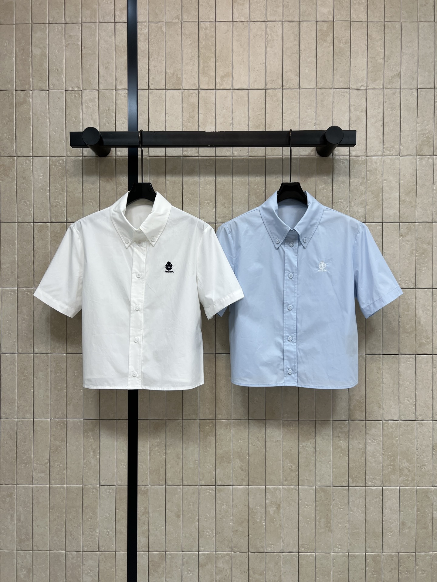 NO:835889,PD Home 26 new summer style embroidered short-sleeved shirt. Made of pure cotton fabric. Breathable and comfortable. Very suitable for summer wear. Logo embroidery is very recognizable. Loose fit + curved hem. OK to wear alone or inside. Versatile with work skirts and casual pants. Can be used for outdoor camping and daily commuting. Practical and fashionable. Two colors and three sizes, Size/S-M-L, dior, skirts, shirts, T-shirt,19860909PD家 26夏季新款 刺绣短袖衬衫 采用纯棉面料 透气又舒适 夏天穿超合适 logo刺绣很有辨识度 宽松版型+弧形下摆 单穿or内搭都OK 搭配工装裙 休闲裤都很百搭 户外露营 日常通勤都能轻松驾驭 实用又时髦 两色三码Size/S-M-L,,dior,skirts,shirts,T-shirt,,Women's clothing
