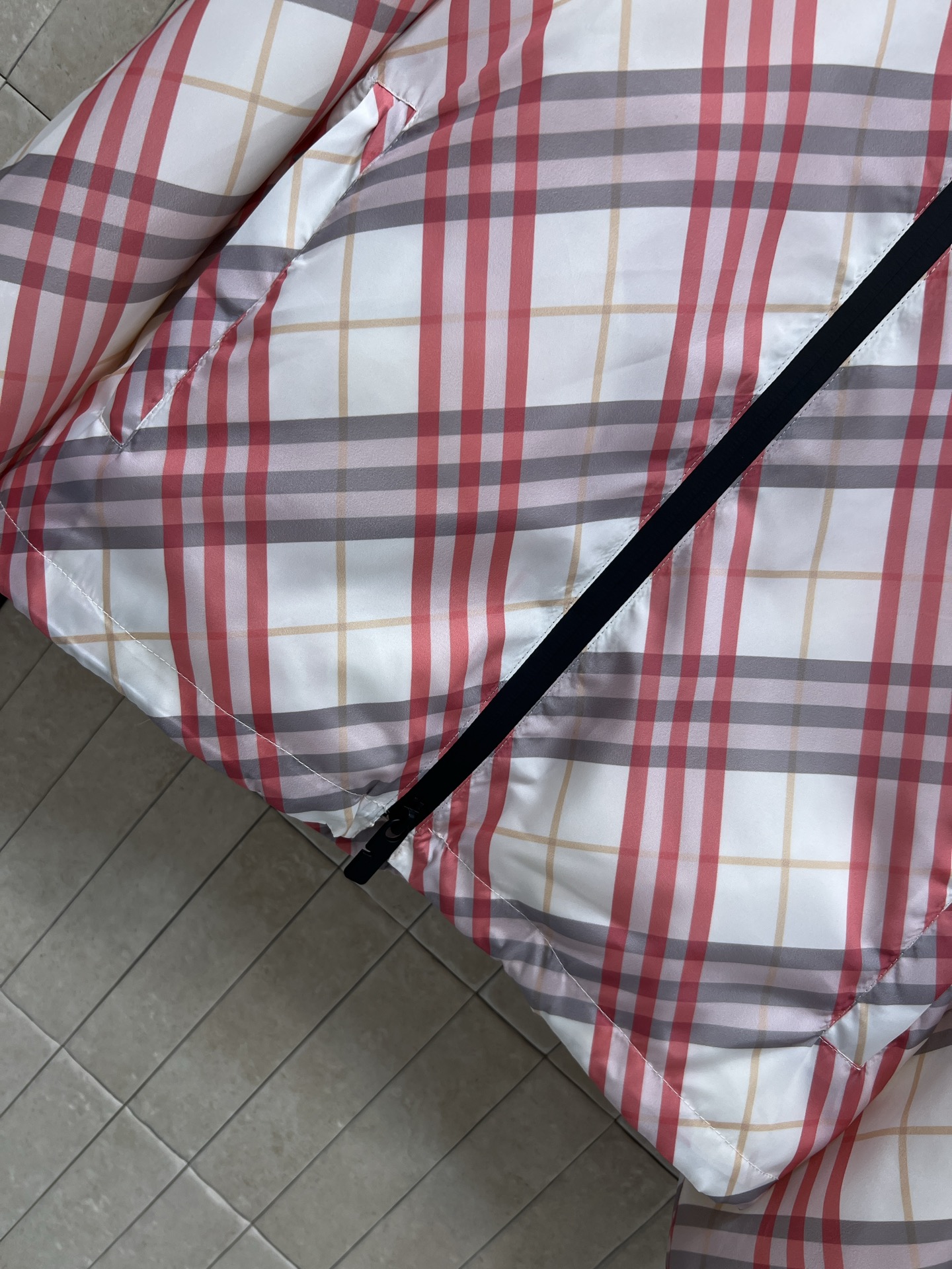 BUR家 26夏季新款 格纹连帽外套 面料轻薄又透气 帽子可调节松紧 黑色主拉链+对称口袋 袖口和下摆松