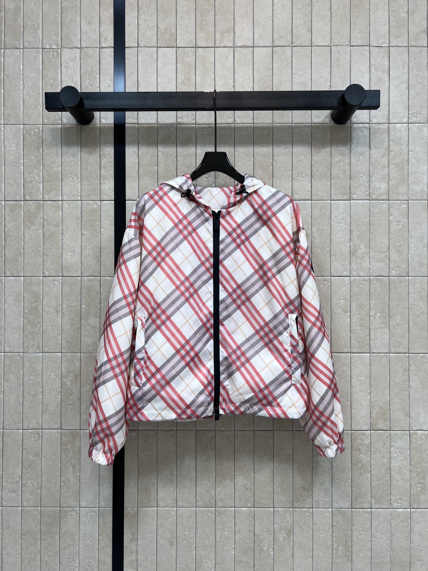NO:836583,BUR's 26 new summer style plaid hooded jacket. The fabric is light and breathable. The hood is adjustable and elastic. Black main zipper + symmetrical pockets. Elastic cuffs and hem. Practical and beautiful. The loose fit is not flattering. It can be easily controlled for daily commuting and outdoor leisure. Paired with jeans or casual pants. Simple and stylish. Three sizes in one color. Size/S-M-L,,burberry,jeans,jackets & coats,hats,19860909BUR家 26夏季新款 格纹连帽外套 面料轻薄又透气 帽子可调节松紧 黑色主拉链+对称口袋 袖口和下摆松紧收口 实用又美观 宽松版型不挑身材 日常通勤 户外休闲都能轻松驾驭 搭配牛仔裤或休闲裤 简约又有型 一色三码Size/S-M-L,,burberry,jeans,jackets & coats,hats,,Women's clothing