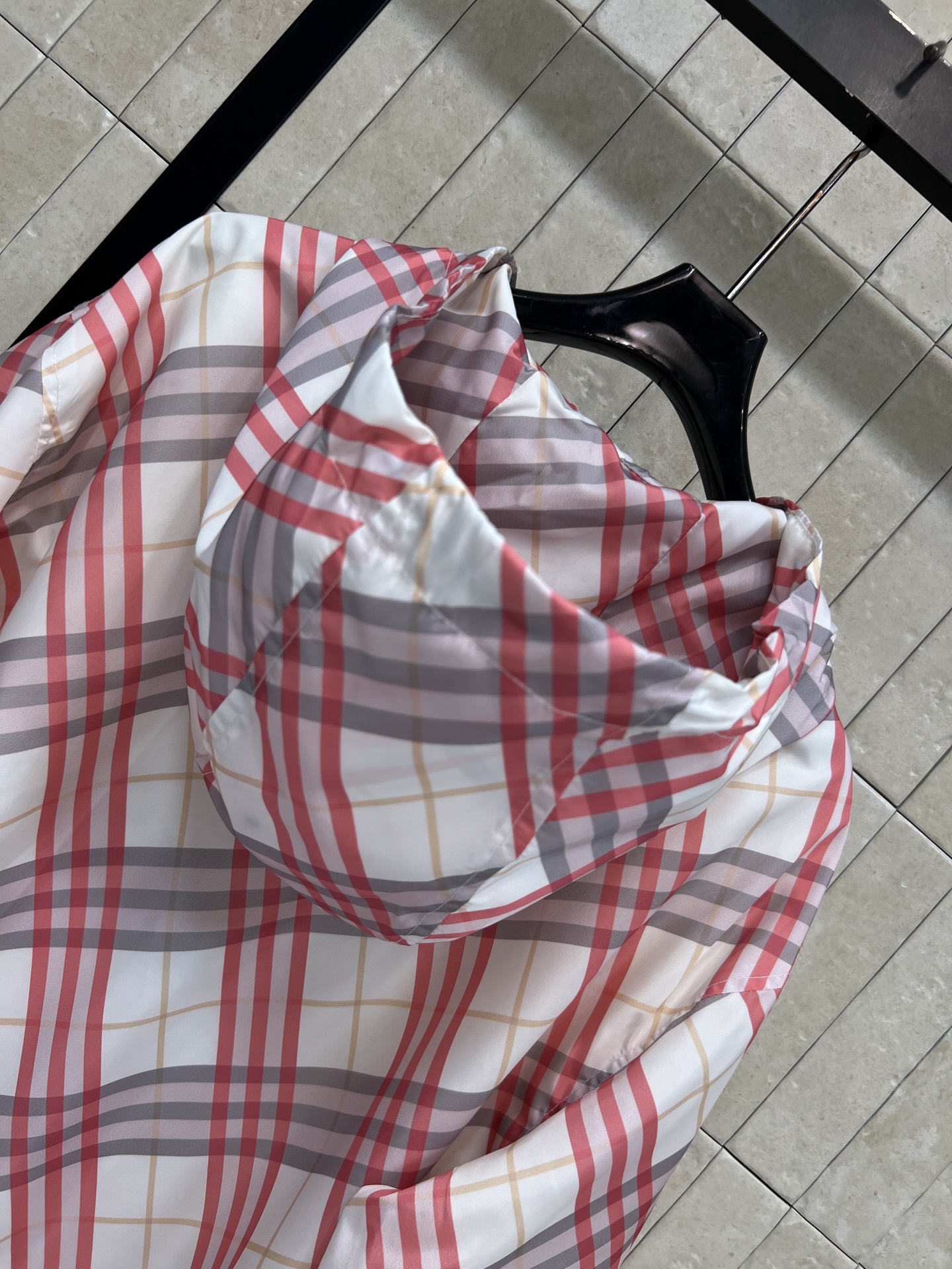 BUR家 26夏季新款 格纹连帽外套 面料轻薄又透气 帽子可调节松紧 黑色主拉链+对称口袋 袖口和下摆松
