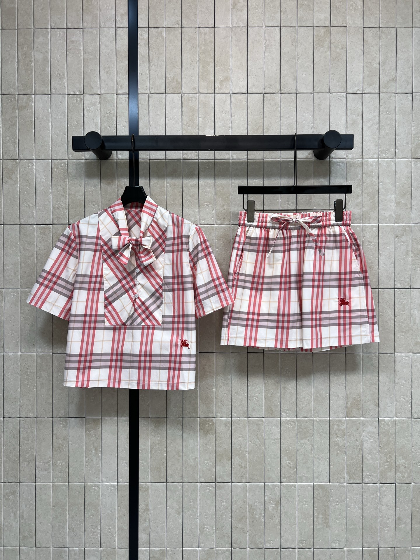 NO:836573,BUR's 26 new summer style plaid shirt suit, lapel short-sleeved shirt + drawstring high-waist shorts, high-quality pure cotton plaid fabric, thin belt at the neck, small buttons on the placket, elastic drawstring waistband for the trousers, and can quietly raise the waistline without tightening the belly. The embroidery on the trousers and hem is low-key and exquisite. It can be worn for commuting, dating and daily outing. Three sizes in one color, Size/S-M-L,, burberry, shorts, shirts, T-shirt,19860909BUR家 26夏季新款 格纹衬衫套装 翻领短袖衬衫+抽绳高腰短裤 高质量纯棉格纹面料 领口细带 门襟的小排扣 裤子松紧抽绳腰头 不勒肚子还能悄悄拉高腰线 裤身和衣摆处的刺绣低调精致 通勤 约会 日常出街都能穿 一色三码Size/S-M-L,,burberry,shorts,shirts,T-shirt,,Women's clothing