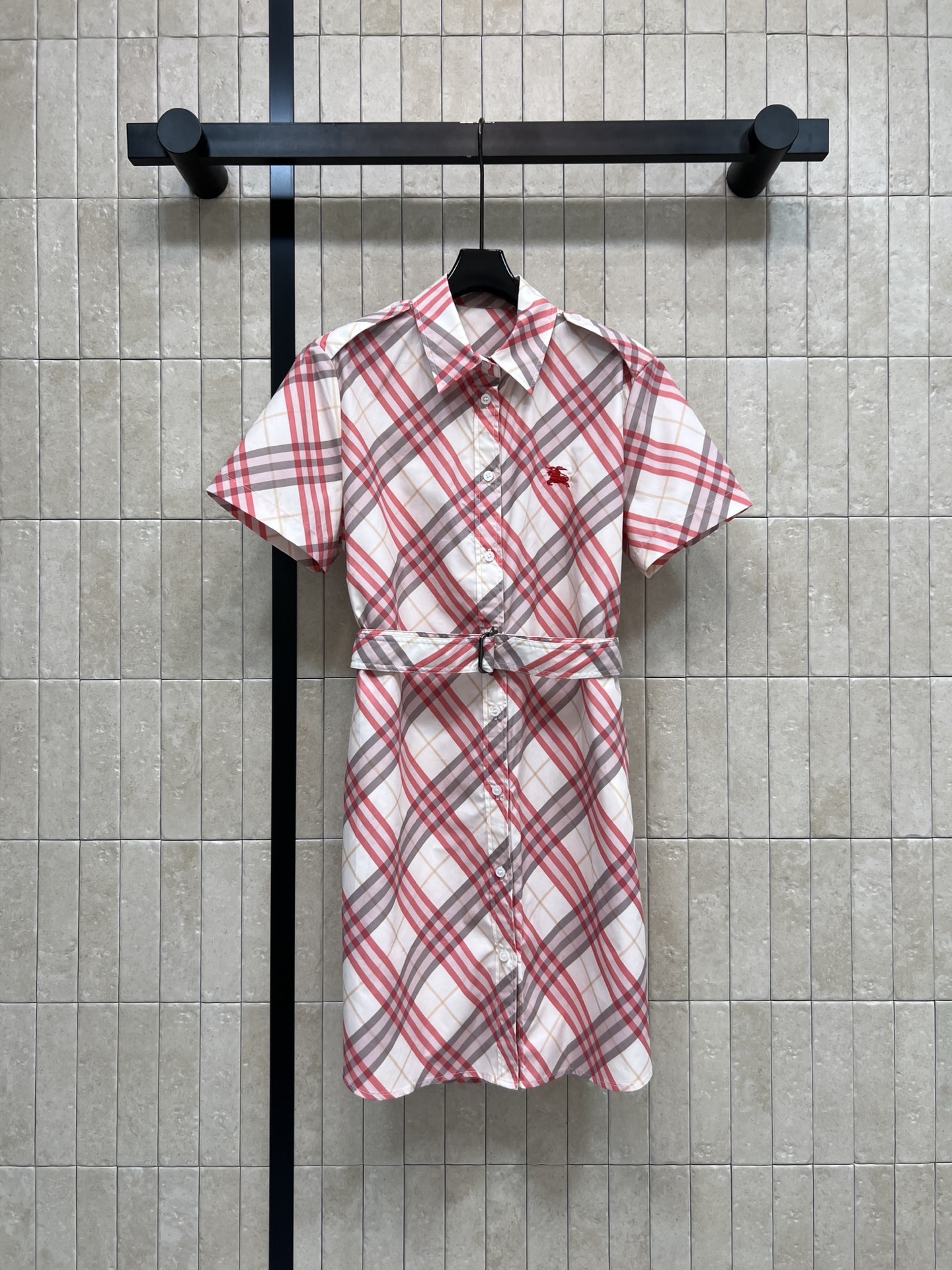 NO:836563,BUR's 26 new summer style plaid shirt dress, classic plaid design, light cotton fabric, comes with a belt, waisted to show the figure, lapel + single-breasted design, red embroidery on the chest, the plaid pattern is white and versatile, perfect brand recognition, can be worn alone with white shoes and canvas shoes. It all looks good, commuting, dating, and daily wear. Three sizes in one color, Size/S-M-L,, burberry, skirts, shirts,19860909BUR家 26夏季新款 格纹衬衫裙 经典格纹设计 轻薄棉质面料 自带腰带 收腰显身材 翻领+单排扣设计 胸前红色刺绣 格纹显白又百搭 品牌辨识度满分 单穿搭配小白鞋 帆布鞋 都很好看 通勤 约会 日常都能穿 一色三码Size/S-M-L,,burberry,skirts,shirts,,Women's clothing