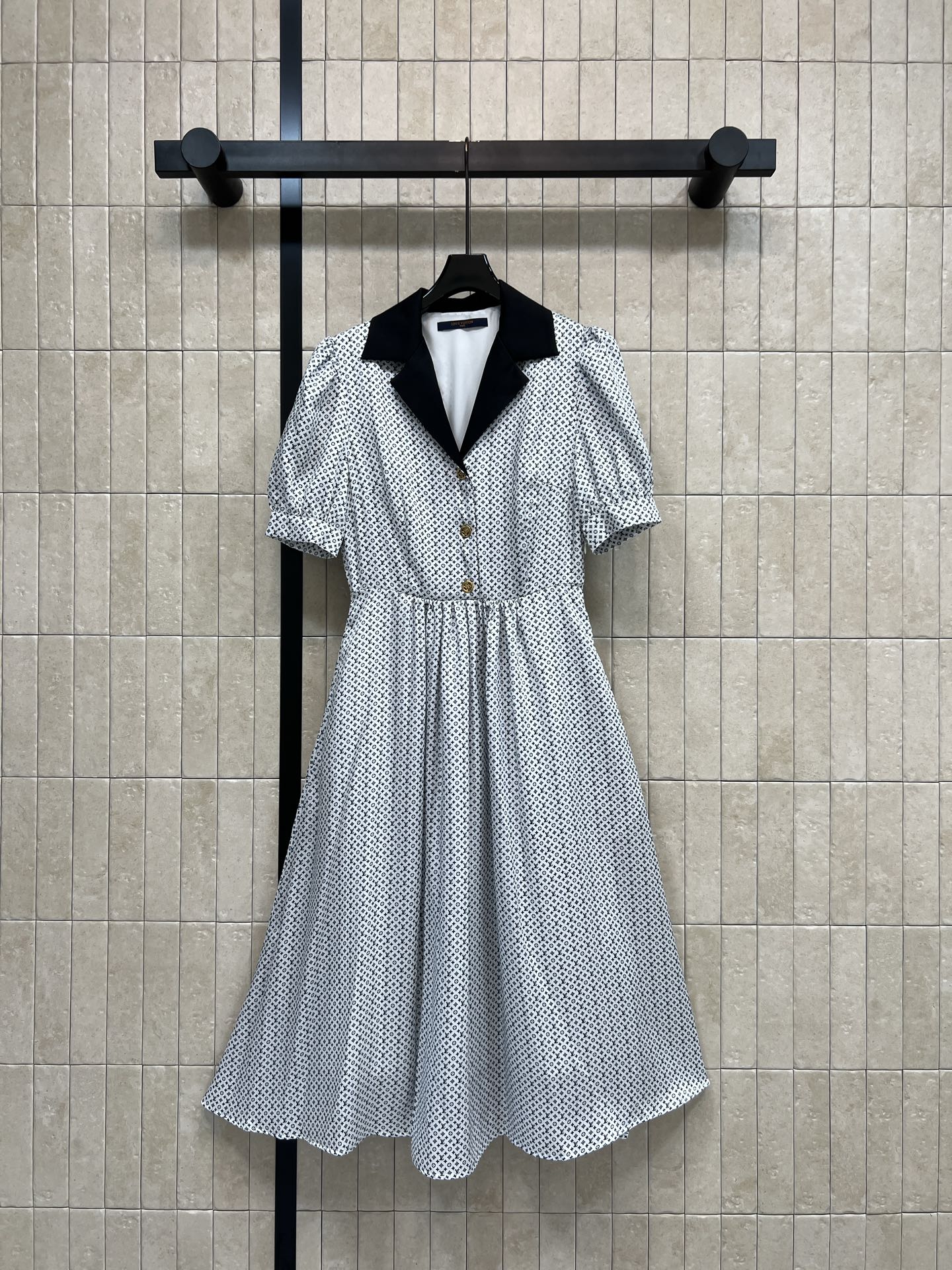 NO:836561,L's 26 new summer style V-neck polka-dot dress. Light-colored base fabric with polka-dots. Black V-neck is full of contrast. Metal buttons are embellished. Waist gathers highlight curves. A-line skirt is moderate in length. Elegant and practical. The fabric is light and breathable. Suitable for daily commuting or leisure. Pair with simple accessories or shoes to easily get an intellectual and elegant look. Three sizes in one color. Size/S-M-L,, louis vuitton, skirts,19860909L家 26夏季新款 V领波点连衣裙 浅色底布配波点 黑色V领对比感十足 金属纽扣点缀 腰部收褶凸显曲线 A字裙摆长度适中 优雅又实用 面料轻薄透气 日常通勤或休闲都很适合 搭配简约配饰或单鞋 轻松get知性优雅造型 一色三码Size/S-M-L,,louis vuitton,skirts,,Women's clothing