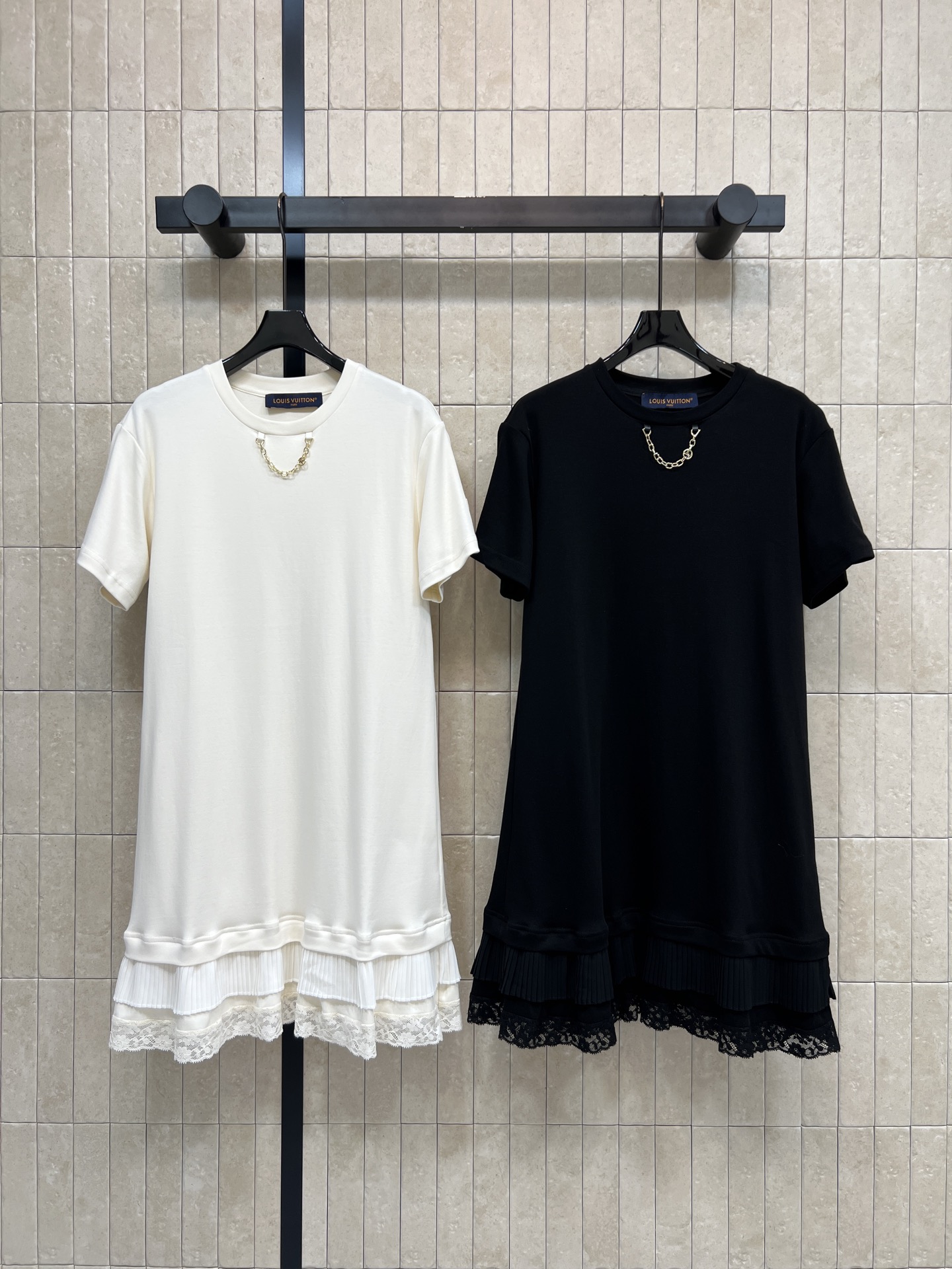NO:836591,L's 26 new summer style round neck spliced T-shirt dress. Loose round neck design. Light and breathable. Lace + pleat splicing at the hem. Chain embellishment at the neckline. Full of layering. Gentle and elegant. Mid-length. Tolerant of various body shapes. Covers the belly to make you look slimmer and not bloated. Can be worn for daily commuting. Paired with sandals or white shoes. Fresh and full. Two colors and three sizes. Size/S-M-L,,louis  vuitton,sandals,skirts,tees,t-shirt,19860909L家 26夏季新款 圆领拼接T恤裙 宽松圆领设计 轻薄透气 下摆蕾丝+褶皱拼接 领口链条点缀 层次感满满 温柔又优雅 中长款长度 包容多种身材 遮肚显瘦不臃肿 日常通勤 休闲都能穿 搭配凉鞋或小白鞋 清新感直接拉满 两色三码Size/S-M-L,,louis vuitton,sandals,skirts,tees，t-shirt,,Women's clothing