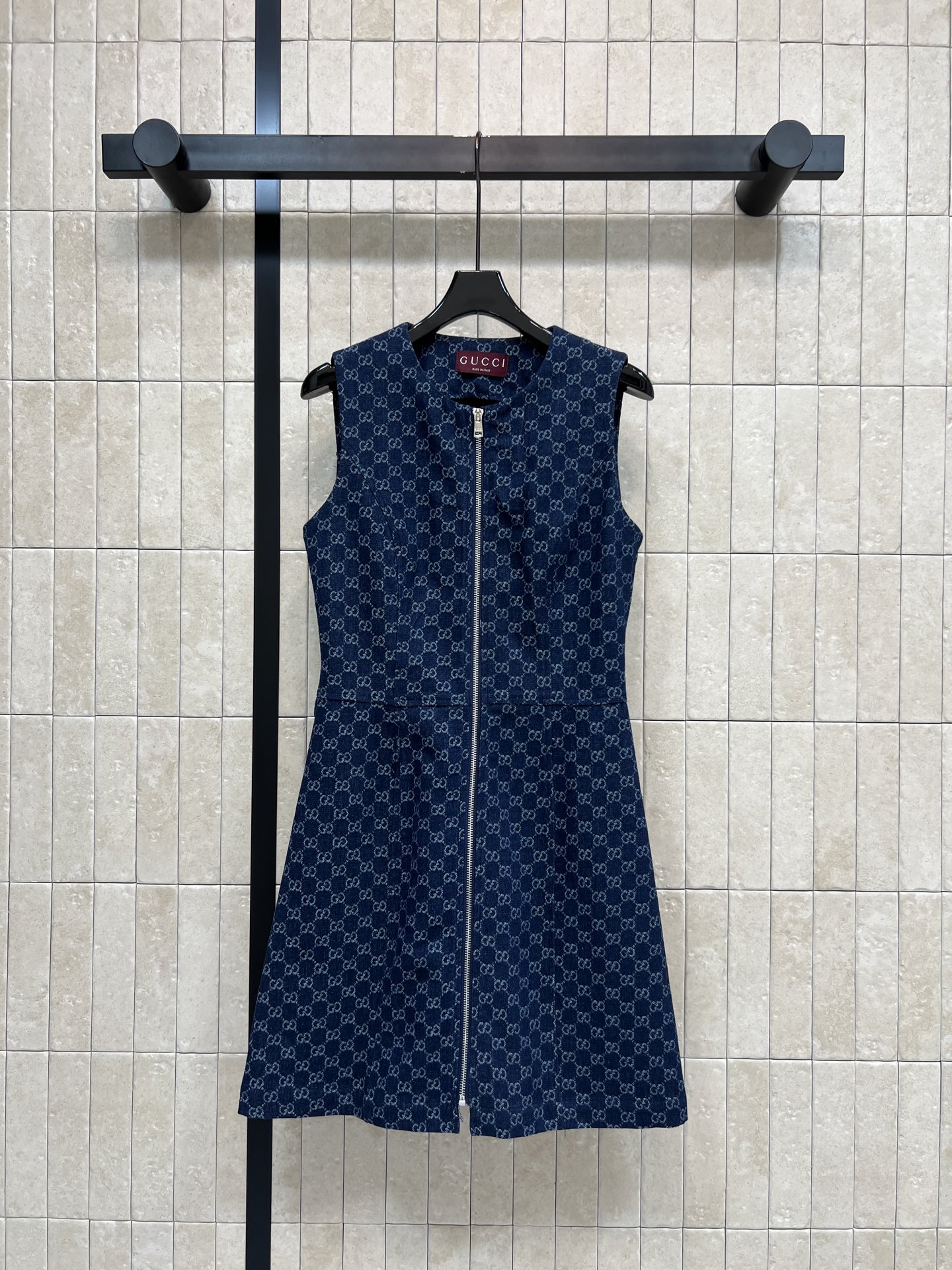 NO:836572,G Home 26 new summer style GG jacquard sleeveless dress, jacquard denim fabric, A-line version + front zipper, super easy to put on and take off, waist cut to modify the figure, show temperament, sleeveless design is super refreshing for summer, can be easily controlled for commuting, dating, everyday, looks great with high heels or sandals, easy to switch between multiple styles, three sizes in one color, Size/S-M-L,,gucci,sandals,high heels,skirts,19860909G家 26夏季新款 GG提花无袖连衣裙 提花牛仔面料 A字版型+正面拉链 穿脱超方便 腰部剪裁修饰身形 显气质 无袖设计夏天穿超清爽 通勤 约会 日常都能轻松驾驭 搭配高跟鞋或凉鞋都很出彩 轻松切换多种风格 一色三码Size/S-M-L,,gucci,sandals,high heels,skirts,,Women's clothing