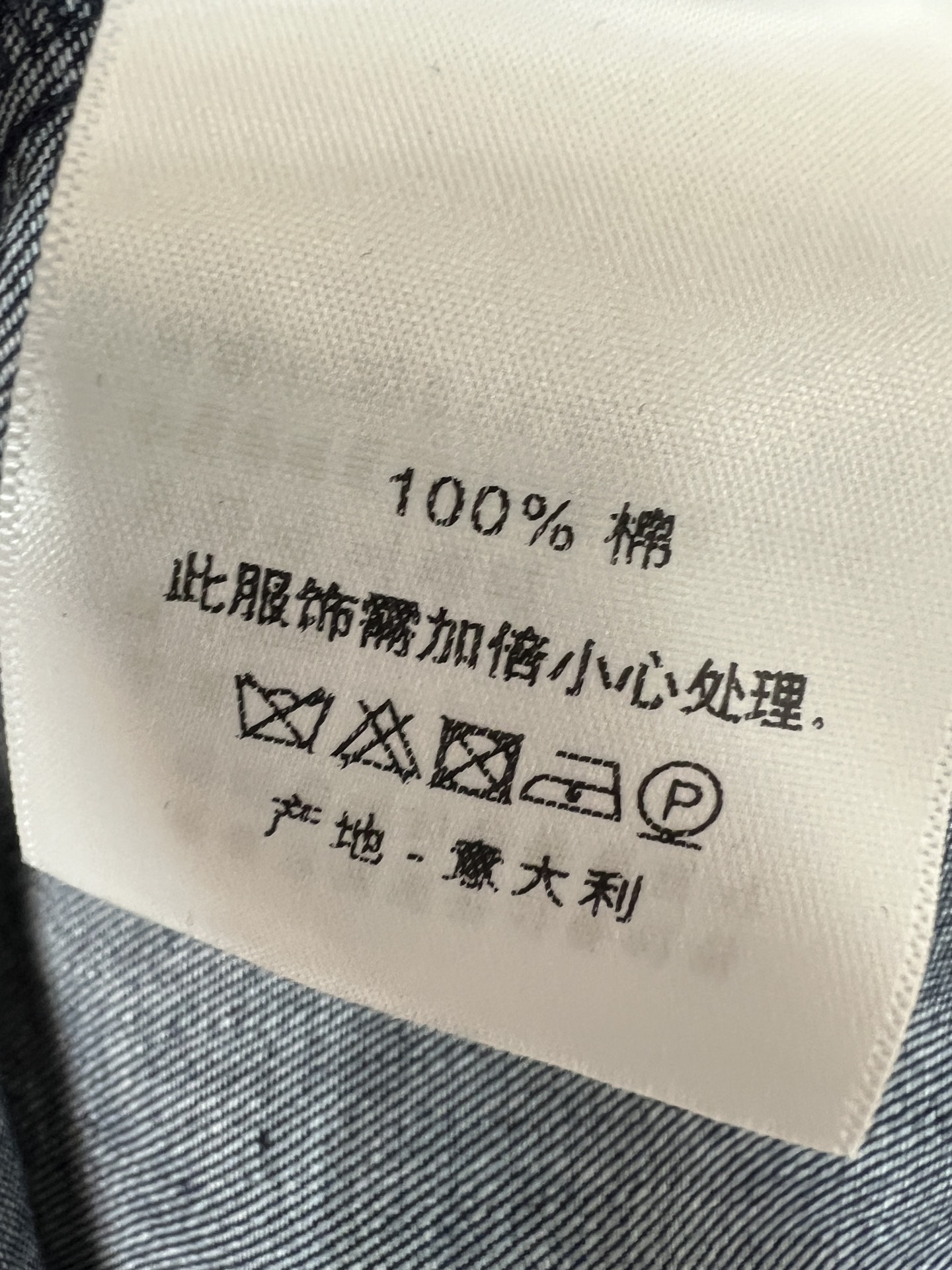 D家 26夏季新款 复古V领牛仔连衣裙 无袖V领设计+金属纽扣 简约又有细节感 腰带配金属扣 修饰腰线 
