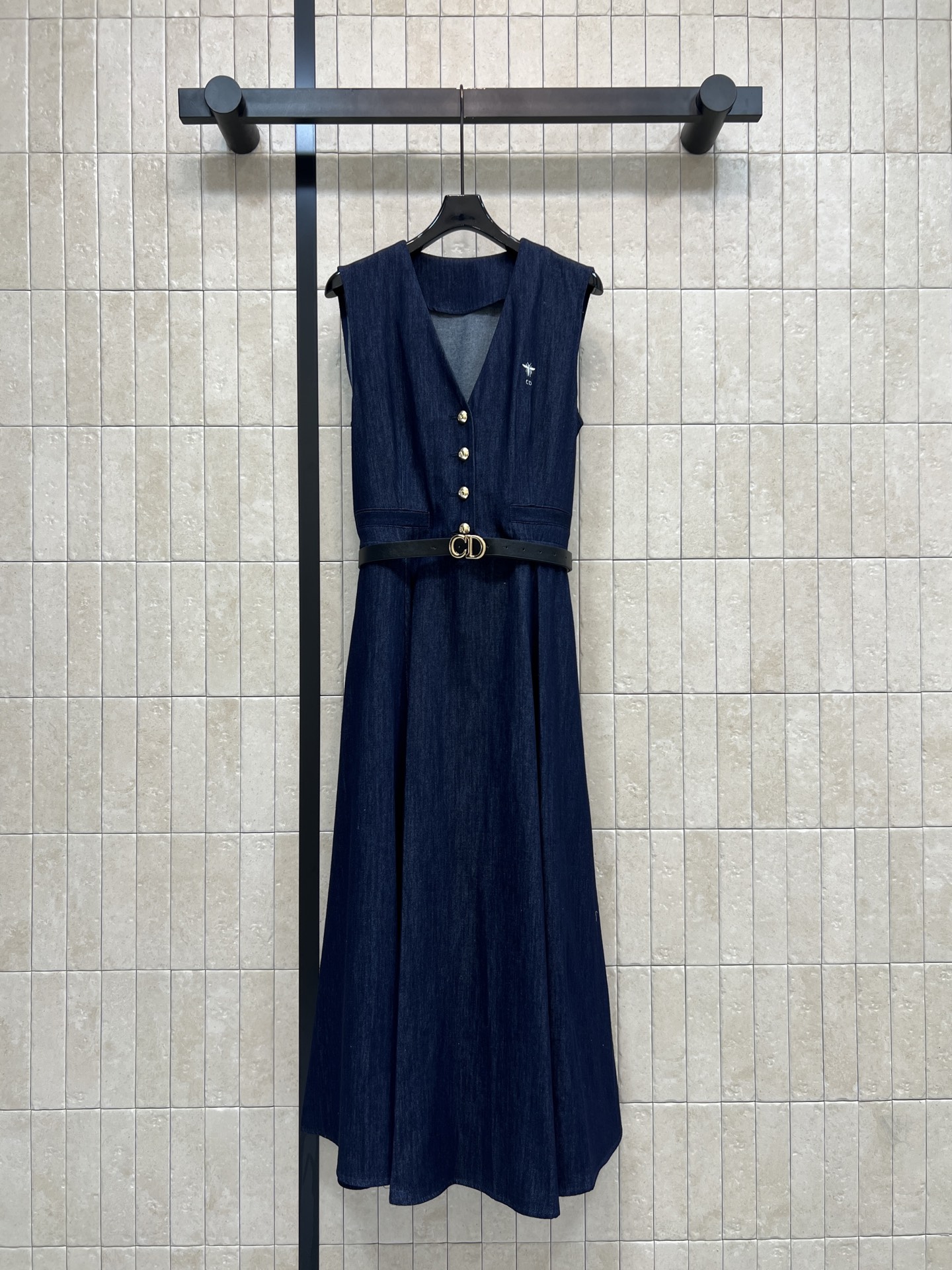 NO:836552,D Home 26 new summer styles Retro V-neck denim dress Sleeveless V-neck design + metal buttons Simple and detailed Belt with metal buckle Modifies waistline Slimming and improves proportions A-line skirt is moderate in length Wearable for commuting and vacations Denim fabric is stiff and durable Pair with straw bag or small suit Easy to switch styles Three codes in one color Size/S-M-L,, dior, espadrilles, skirts, suitbusiness,19860909D家 26夏季新款 复古V领牛仔连衣裙 无袖V领设计+金属纽扣 简约又有细节感 腰带配金属扣 修饰腰线 显瘦又提升比例 A字裙摆长度适中 通勤 度假都能穿 牛仔面料挺括耐穿 搭配草编包或小西装 轻松切换风格 一色三码Size/S-M-L,,dior,espadrilles,skirts,business suit,,Women's clothing