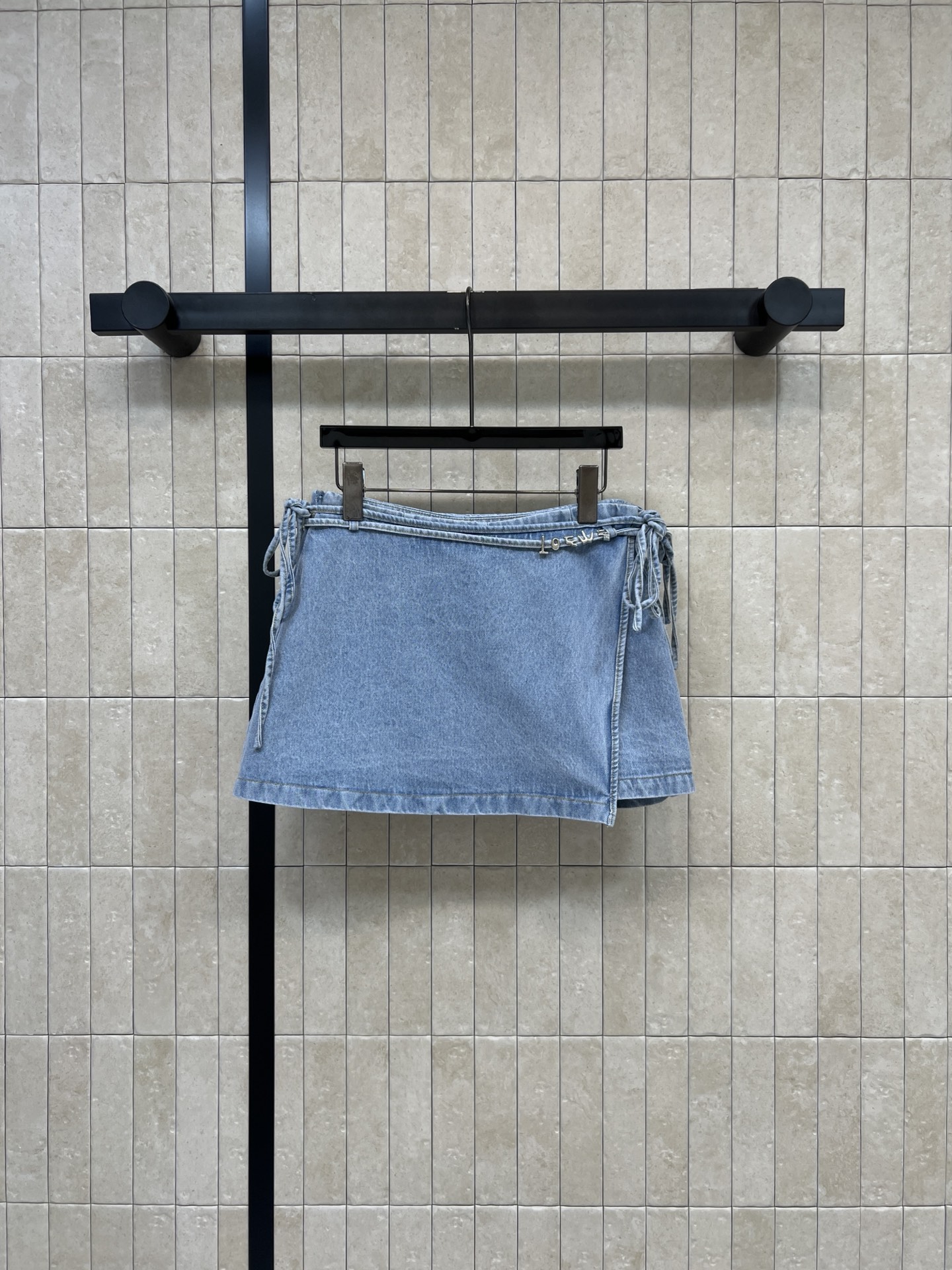 NO:837237,LW's 26 new summer style lace-up jeans skirt, washed denim fabric, straps on both sides + logo letter belt, has a sense of sophistication, low-key and attractive, combines the appearance of a short skirt with the practicality of shorts.19860909LW家 26夏季新款 系带牛仔裤裙 水洗牛仔面料 两侧边绑带+logo字母腰带 自带精致感 低调又耐看 结合短裙外观和短裤实用性 A字裁剪 显瘦不臃肿 搭配T恤或衬衫都很出彩 日常 约会 出游都能轻松驾驭 一色四码Size/S-M-L-XL,,skirts,shorts,jeans,shirts,tees，t-shirt,,Women's clothing