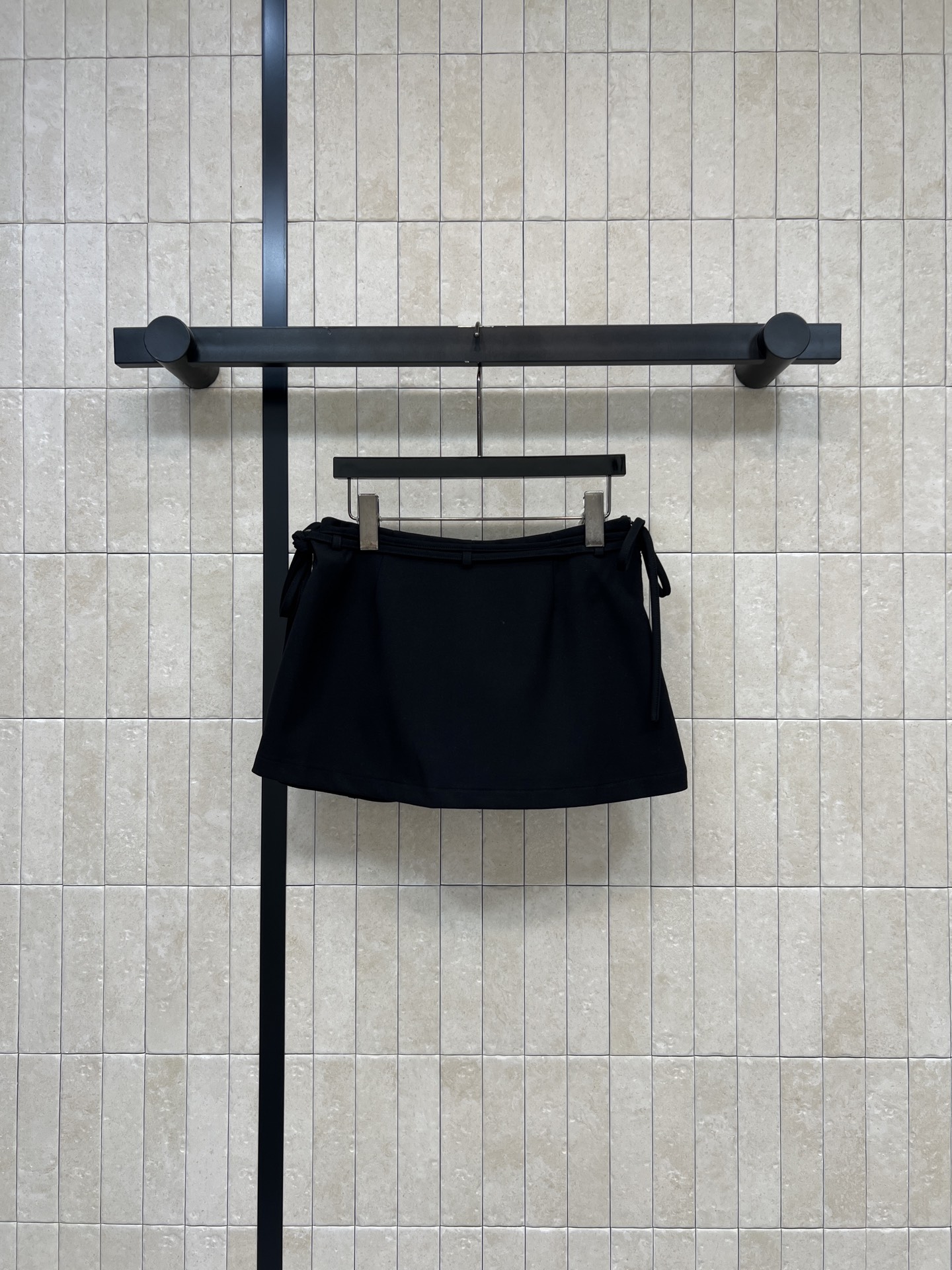 NO:837244,LW's 26 new summer style black thin-strap pants made of wool blended fabric, lightweight and breathable, high waist + lace-up design on both sides, flexible to modify the waistline, combines the appearance of a short skirt with the practicality of shorts, the logo on the waist is very recognizable, low-key and fashionable, looks great with T-shirts or shirts, can be easily used for daily commuting and leisure  One color, four sizes, Size/S-M-L-XL,,skirts,shorts,shirts,tees,t-shirt,19860909LW家 26夏季新款 黑色细带裤裙 采用羊毛混纺面料 轻薄透气 高腰+两侧边系带设计 修饰腰线还很灵活 结合短裙外观和短裤实用性 腰部Logo超有辨识度 低调又时髦 搭配T恤或衬衫都很出彩 日常通勤 休闲都能轻松驾驭 一色四码Size/S-M-L-XL,,skirts,shorts,shirts,tees，t-shirt,,Women's clothing