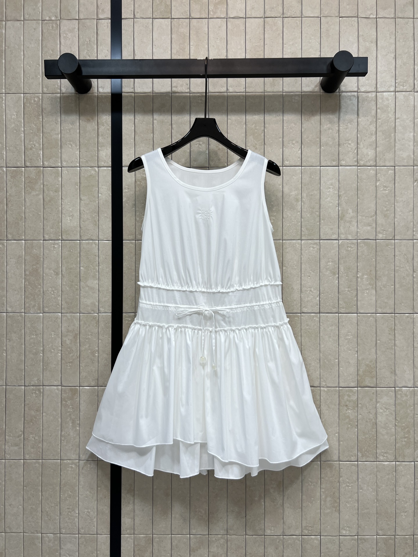 NO:837254,LW's 26 new summer style waist vest dress made of pure cotton fabric, soft and crisp, multi-layered skirt + waist drawstring, slimming and body-modifying, easy to create fluffy curvature, refreshing and versatile, can be worn for commuting and vacation, everyday, the skirt is flowing in the wind, full of girly feeling, paired with a straw bag or simple accessories, directly full of summer atmosphere, two colors and three sizes, Size/S-M-L,, espadrilles, skirts,19860909LW家 26夏季新款 收腰背心裙 采用纯棉面料 柔软又挺括 多层裙摆+腰部抽绳 显瘦又修饰身形 轻松打造蓬松弧度 清爽百搭 通勤 度假 日常都能穿 裙摆随风飘逸 少女感满满 搭配草编包或简约配饰 夏日氛围感直接拉满 两色三码Size/S-M-L,,espadrilles,skirts,,Women's clothing