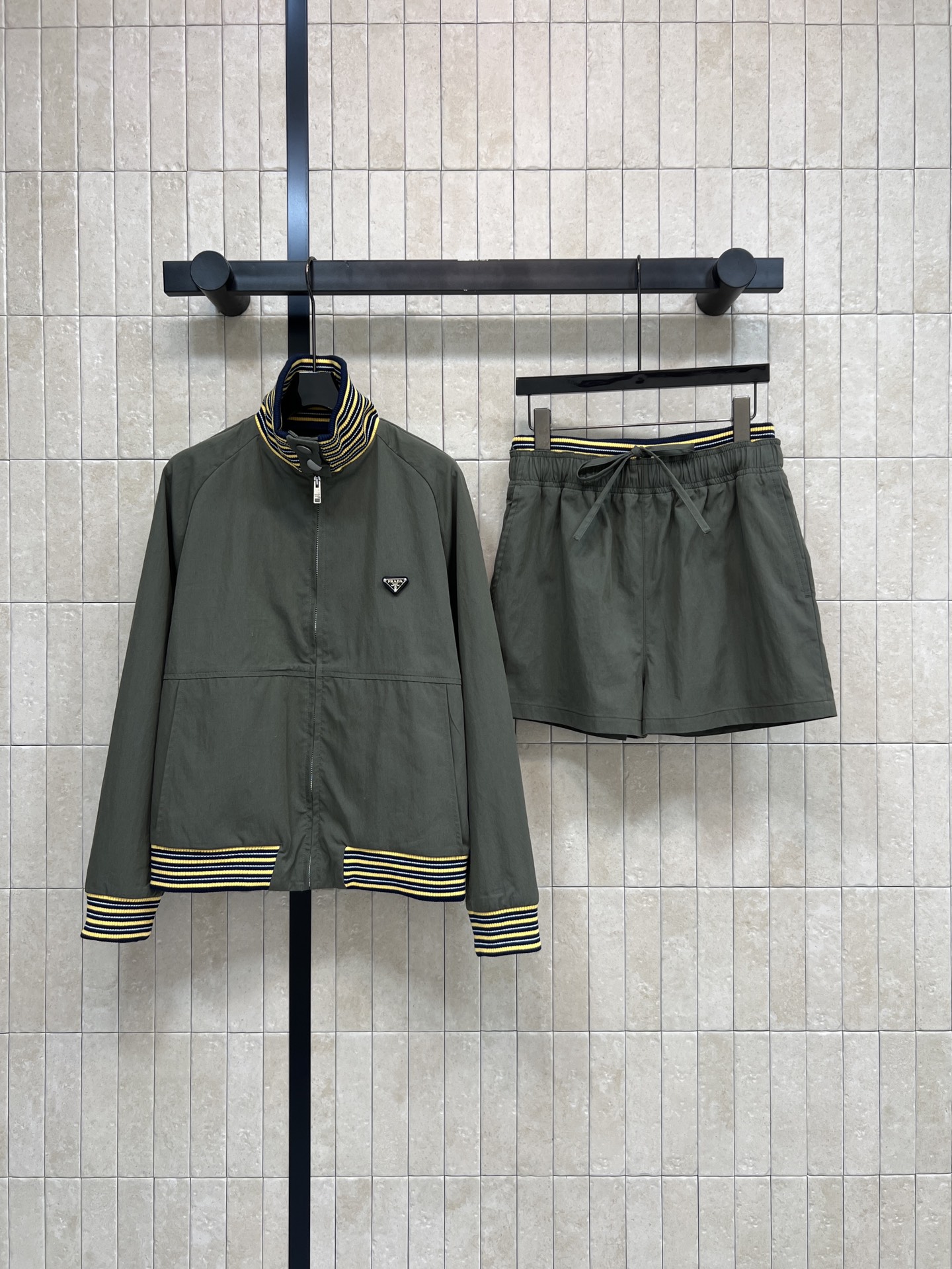 NO:836592,PD Home’s 26 new summer styles, patchwork contrasting suit, stand-up collar jacket + high-waisted shorts, crisp and breathable fabric, dark gray green tone, low-key and attractive, contrasting stripes on collar, hem, waist and cuffs instantly brighten the overall look, elastic drawstring waist, modify the crotch line, travel, can be worn every day on the street, effortless fashionable, three sizes in one color, Size/S-M-L jacket 2878280  shorts,,dior,shorts,jackets & coats,19860909PD家 26夏季新款 拼接撞色套装 立领外套+高腰短裤 面料挺括透气 深灰绿色调 低调又耐看 领口 下摆 腰头 袖口的撞色条纹 瞬间点亮整体造型 松紧抽绳腰头 修饰胯部线条 出游 日常出街都能穿 不费力的时髦感 一色三码Size/S-M-L外套2878280 短裤,,dior,shorts,jackets & coats,,Women's clothing