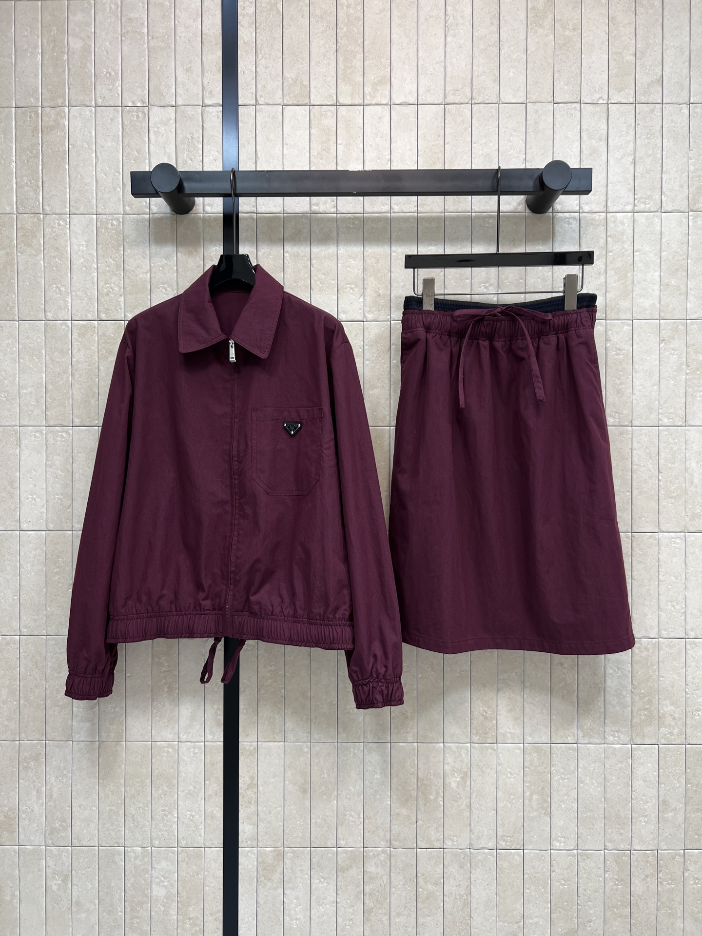 NO:836596,PD Home 26 new summer style burgundy suit, lapel jacket + high-waisted skirt, calm and advanced color, not picky about skin tone, practical and detailed pocket design, full zipper design, elastic drawstring at hem and cuffs, same color skirt with elastic drawstring waist, does not tighten the belly, can be held whether commuting, daily dating, one color, three sizes, Size/S-M-L jacket 8655280  Skirts,,dior,skirts,jackets & coats,jackets & coats,19860909PD家 26夏季新款 酒红色套装 翻领夹克+高腰半裙 色调沉稳高级 不挑肤色显白 口袋设计实用又有细节 全拉链设计 下摆和袖口的松紧抽绳 同色系半裙采用松紧抽绳腰头 不勒肚子 不管是通勤 日常 约会 都能hold住 一色三码Size/S-M-L外套8655280 半裙l,,dior,skirts,jackets & coats,jackets & coats,,Women's clothing