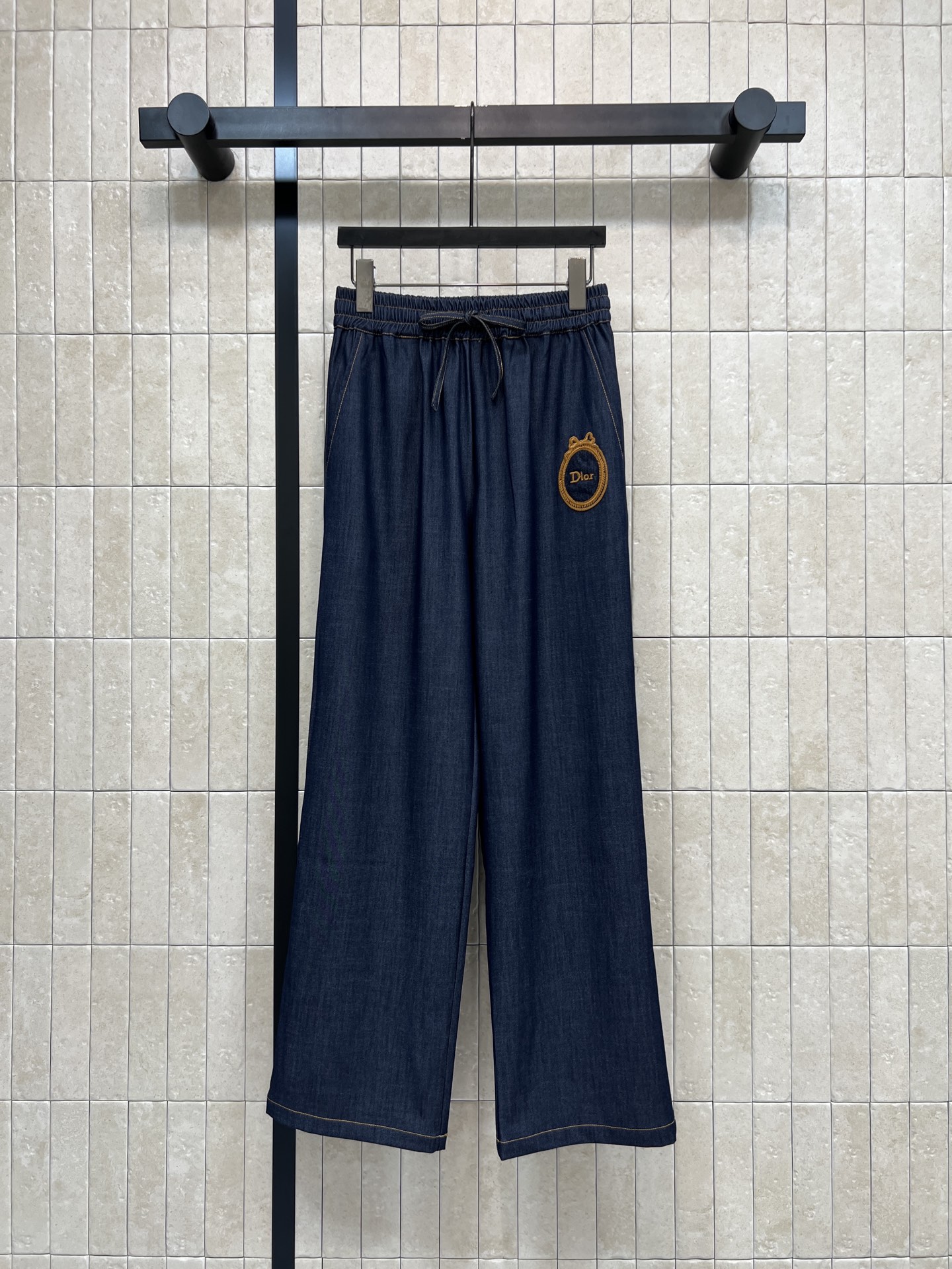 NO:836599,D's 26 new summer style drawstring wide-leg trousers. Loose straight design + elastic drawstring waist. Comfortable to wear and show long legs. Super friendly to modify the leg shape. The fabric is light and breathable. Logo embroidery embellishment breaks the monotony. It can be easily controlled for commuting, going out and leisure. It is very fashionable with T-shirts or shirts. It is easy to get a high-end look. Three sizes in one color. Size/S-M-L,, dior, shirts, tees, t-shirt,19860909D家 26夏季新款 抽绳阔腿长裤 宽松直筒设计+松紧抽绳腰 穿着舒适又显腿长 修饰腿型超友好 面料轻薄透气 logo刺绣点缀 打破单调 通勤 出街 休闲都能轻松驾驭 搭配T恤或衬衫都很时髦 轻松get高级感穿搭 一色三码Size/S-M-L,,dior,shirts,tees，t-shirt,,Women's clothing