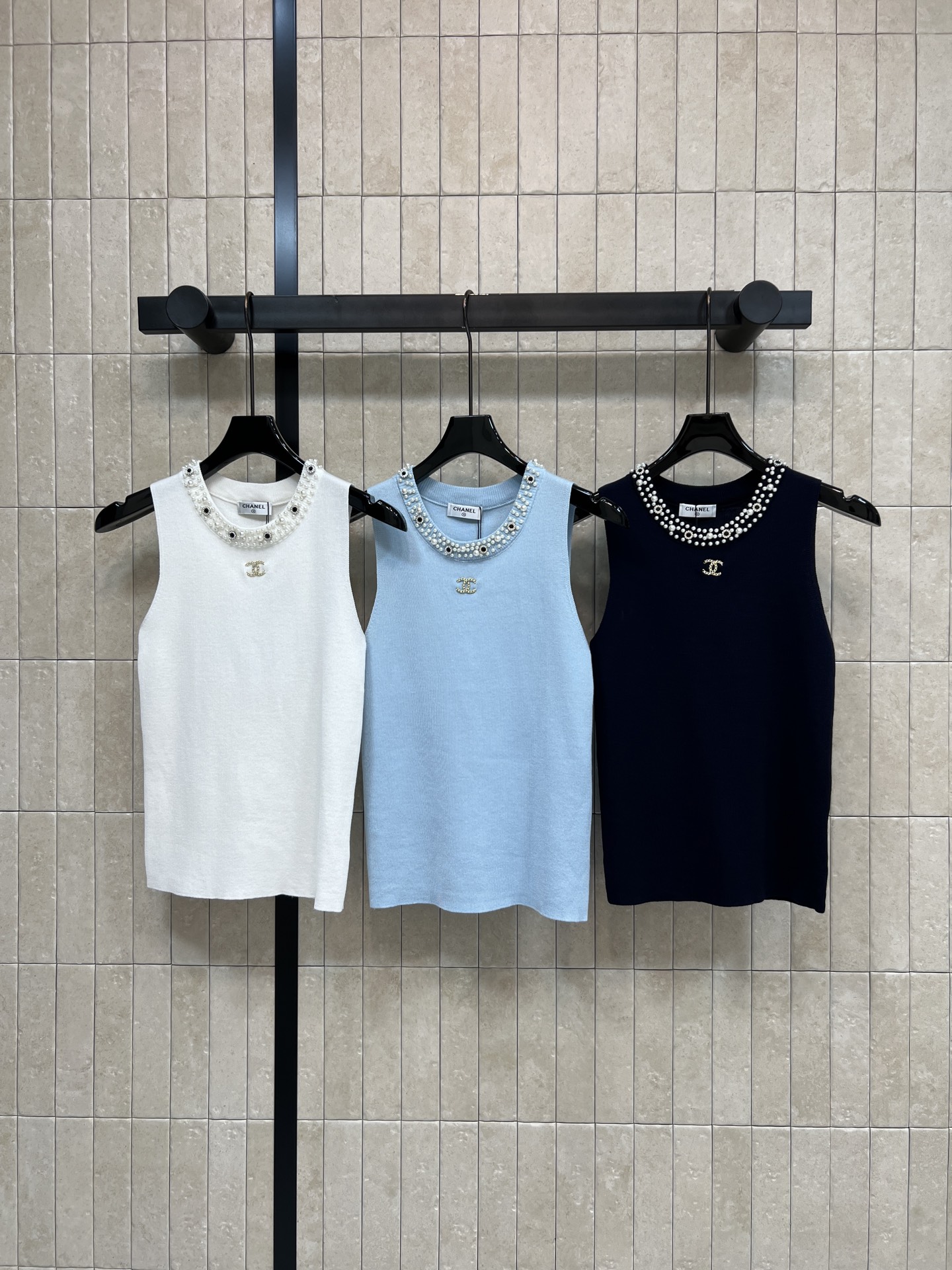NO:836618,C Home 26 new summer style pearl collar vest, soft and skin-friendly, breathable and not stuffy, has a sense of drape, pearl splicing design on the neckline, chic and shiny, slim and slightly loose straight-leg tailoring, super elegant, looks elegant with skirts or high-waisted pants, can be easily worn in daily life, vacations and parties, practical and fashionable, three colors and three codes Size/S-M-L,,chanel,skirts,19860909C家 26夏季新款 珍珠领背心 柔软亲肤 透气不闷汗 自带垂坠感 领口珍珠拼接设计 致又有光泽感 修身微宽松直筒版型剪裁超显气质 搭裙装或高腰裤都很优雅 日常 度假 聚会都能轻松驾驭 实用又时髦 三色三码Size/S-M-L,,chanel,skirts,,Women's clothing