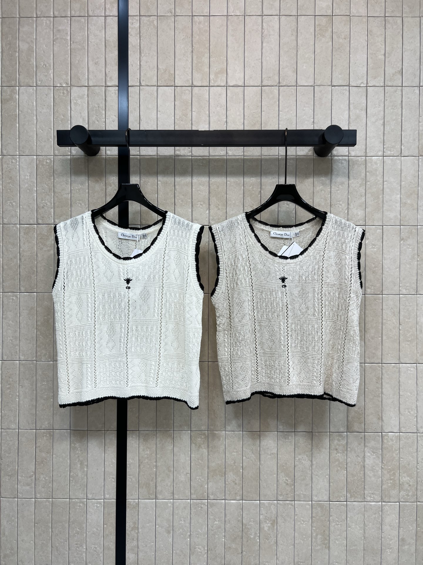 NO:836612,D Home 26 new summer style contrasting sleeveless top made of high-count cotton blended knitted fabric round neck sleeveless design + contrasting black edge outline with layered details short straight version matching casual pants and skirts lazy and loose can be easily managed for commuting and parties. Two colors and three sizes Size/S-M-L,, dior, skirts,19860909D家 26夏季新款 撞色无袖上衣 采用高支棉混纺针织面料 圆领无袖设计+撞色黑边勾勒 细节有层次感 短款直筒版型 搭配休闲裤 半裙 慵懒又松弛 通勤 聚会都能轻松驾驭 两色三码Size/S-M-L,,dior,skirts,,Women's clothing