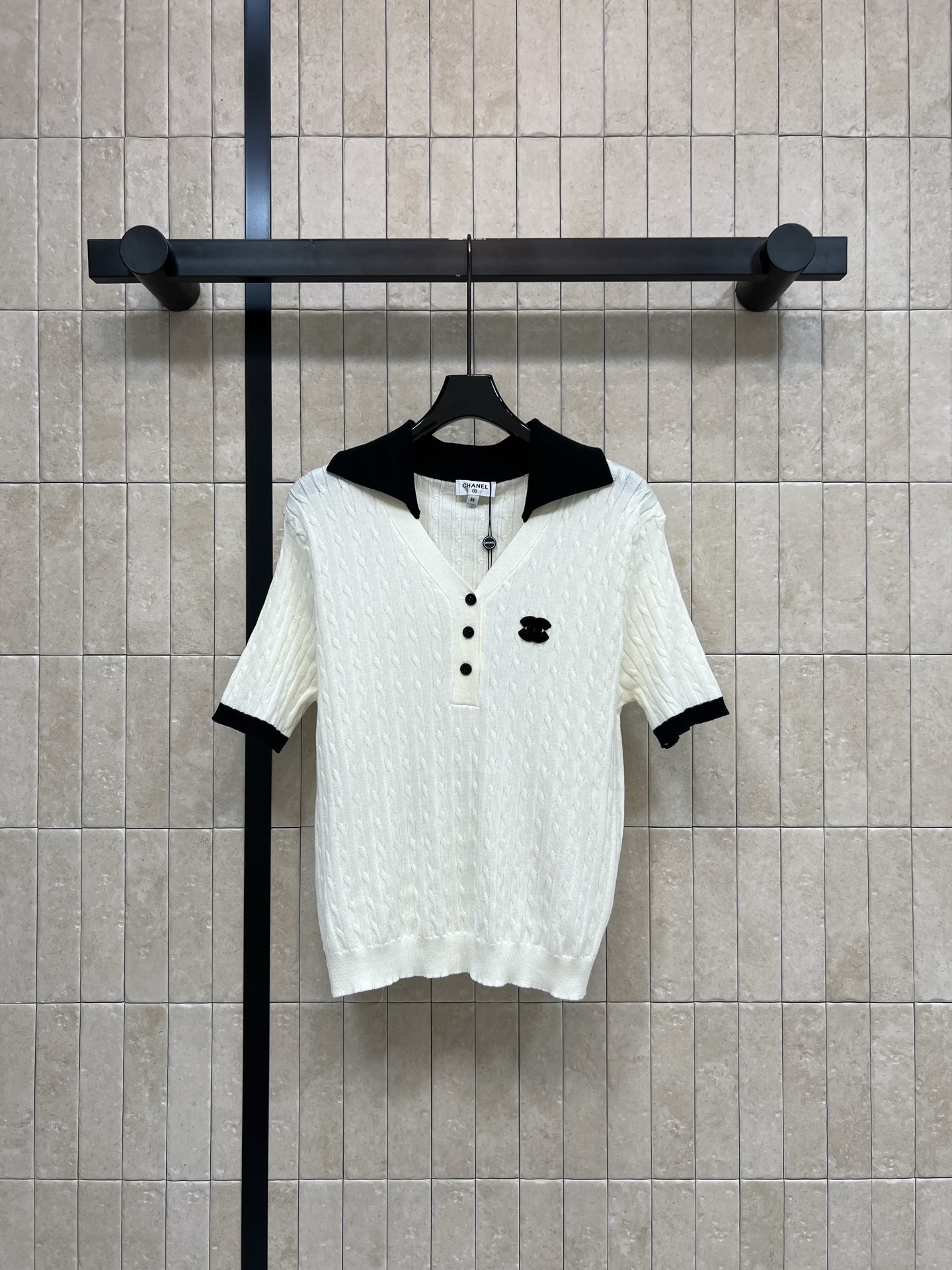 NO:836607,C Home 26 new summer style Polo collar short-sleeved top, soft fabric + black V-neck and cuffs, simple and detailed, three buttons on the front, easy to put on and take off, black embroidery on the chest is very recognizable, delicate texture, whether commuting, dating or daily outing, it is OK to match jeans or skirts, easy to get the gentle Korean style, one color, three sizes, Size/S-M-L,,chanel,skirts,jeans,T-shirt,19860909C家 26夏季新款 Polo领短袖上衣 柔软面料+黑色V领和袖口 简约又有细节感 正面三颗纽扣 穿脱方便 胸前黑色刺绣超有辨识度 纹理细腻 无论通勤 约会还是日常出街 搭配牛仔裤或半身裙都很OK 轻松get韩系温柔风 一色三码Size/S-M-L,,chanel,skirts,jeans,T-shirt,,Women's clothing