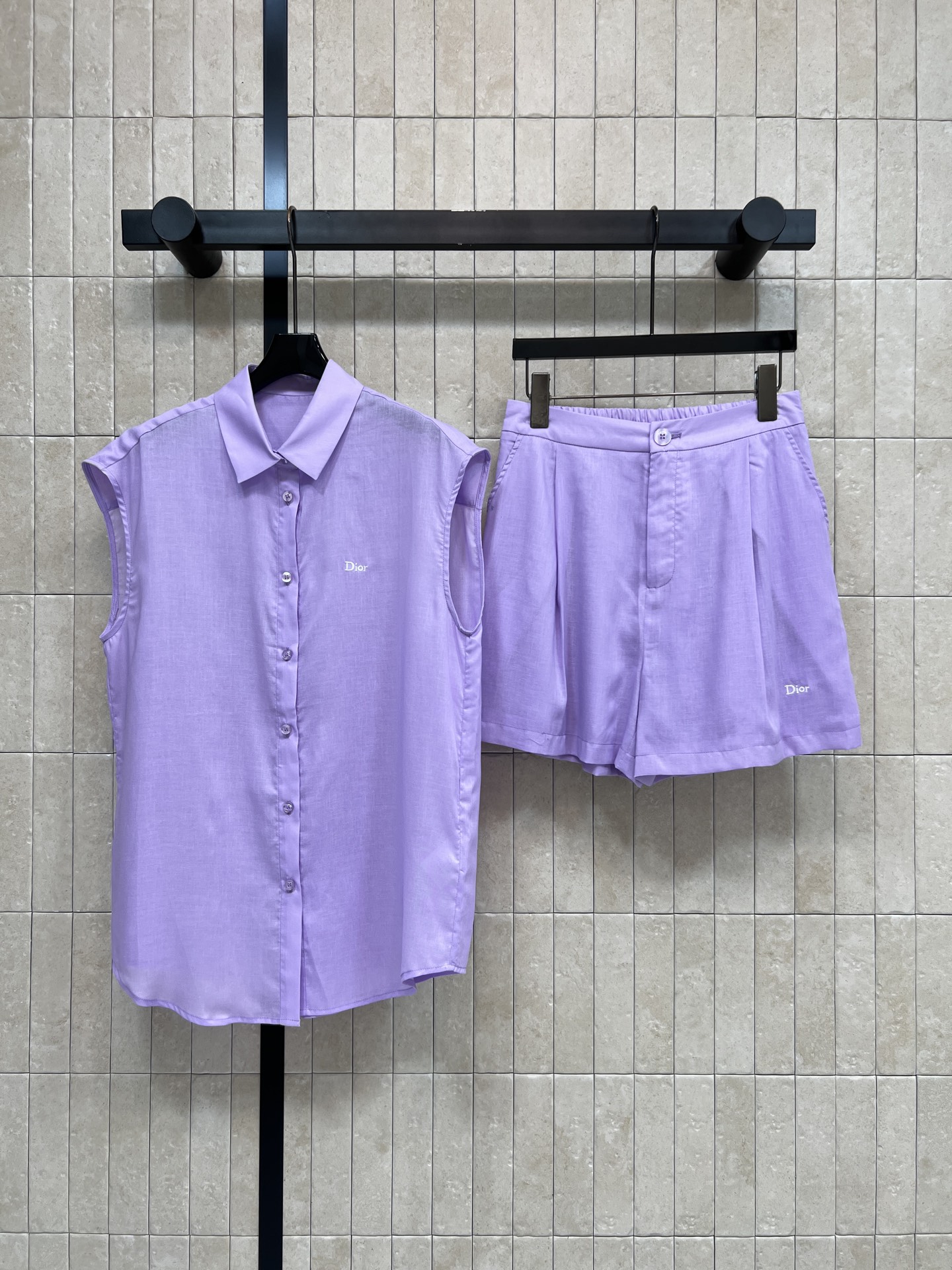 NO:837259,D Home 26 new summer style sleeveless shirt suit, lapel shirt + high-waisted shorts, made of linen blended fabric, anti-wrinkle and breathable, exquisite embroidery logo on the chest and trouser legs, the shorts hide the flesh and show the length of the legs. You don’t have to worry about matching the whole set. Commuting, shopping, elegant and high-end, easy to create a layered look. Three colors and three codes Size/S-M-L,, dior, shorts, shirts,19860909D家 26夏季新款 无袖衬衫套装 翻领衬衫+高腰短裤 采用亚麻混纺面料 抗皱又透气 胸口和裤脚都做了精致的刺绣logo 短裤藏肉又显腿长 整套搭配不用费心搭配 通勤 逛街 调优雅又高级 轻松打造层次感穿搭 三色三码Size/S-M-L,,dior,shorts,shirts,,Women's clothing