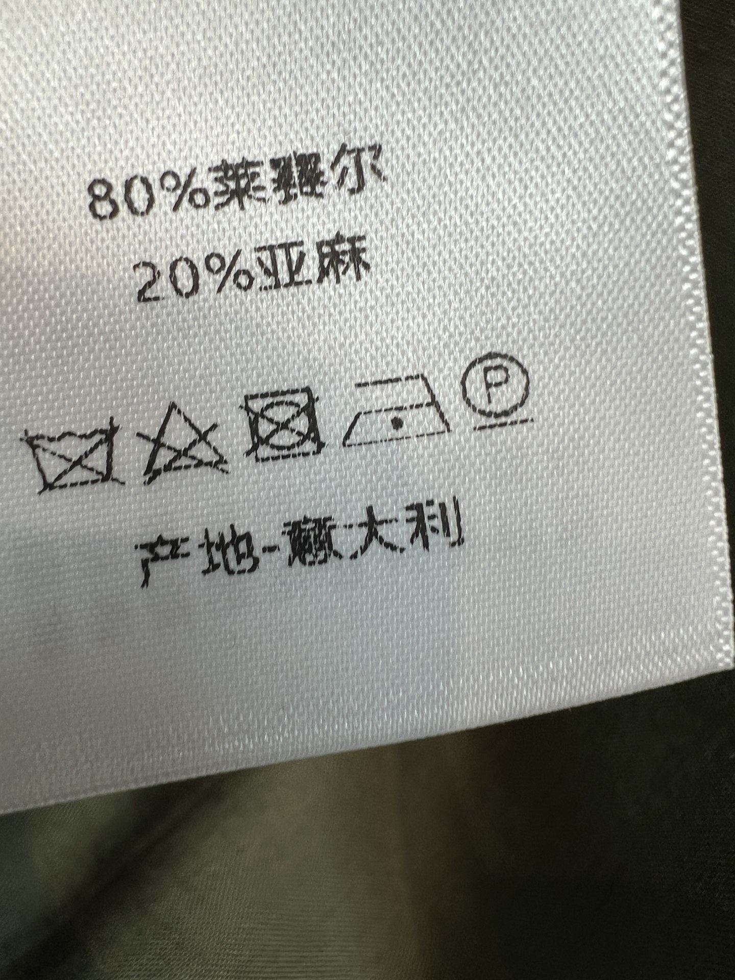 D家 26夏季新款 无袖衬衫套装 翻领衬衫+高腰短裤 采用亚麻混纺面料 抗皱又透气 胸口和裤脚都做了精致