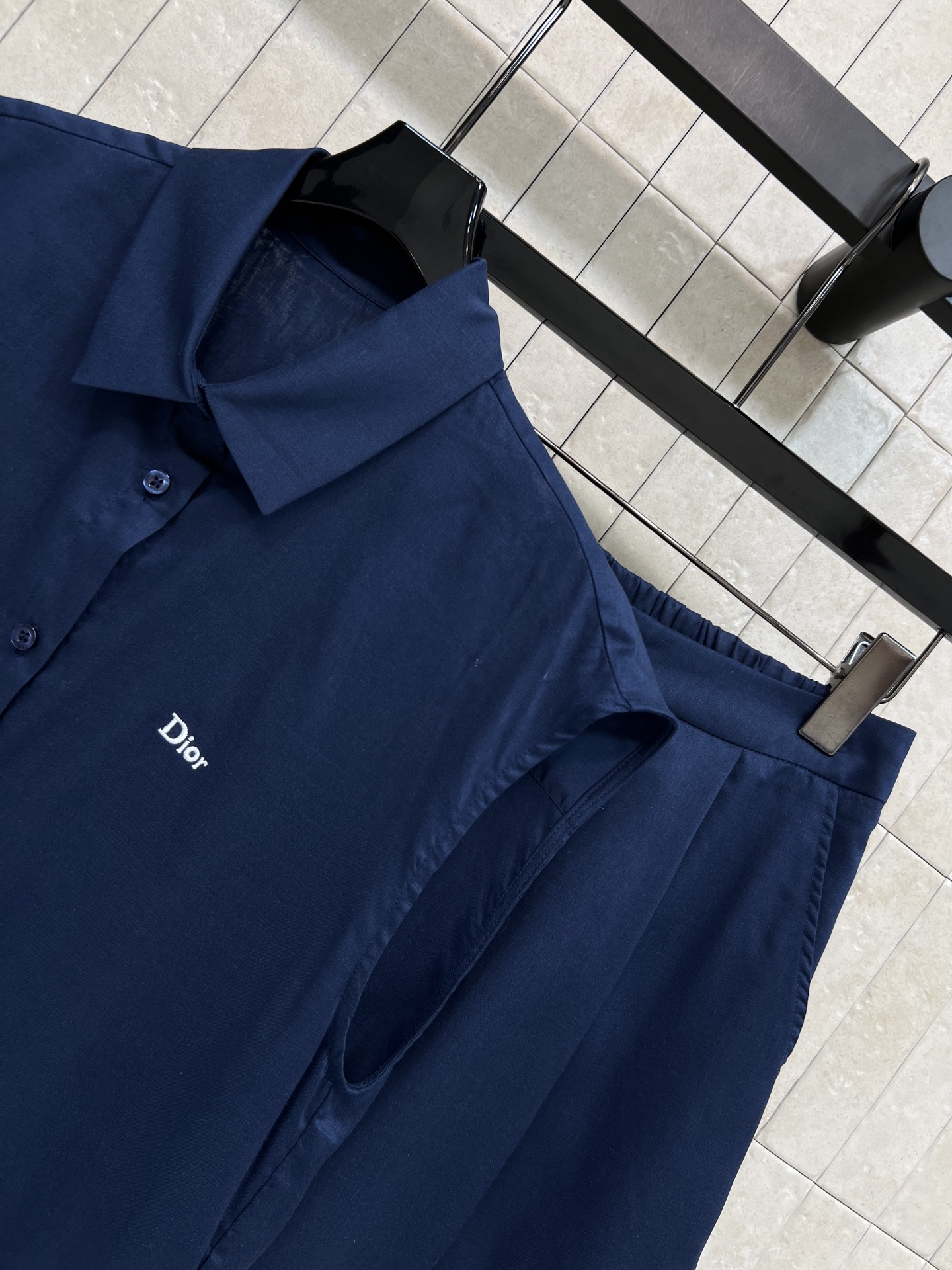 D家 26夏季新款 无袖衬衫套装 翻领衬衫+高腰短裤 采用亚麻混纺面料 抗皱又透气 胸口和裤脚都做了精致