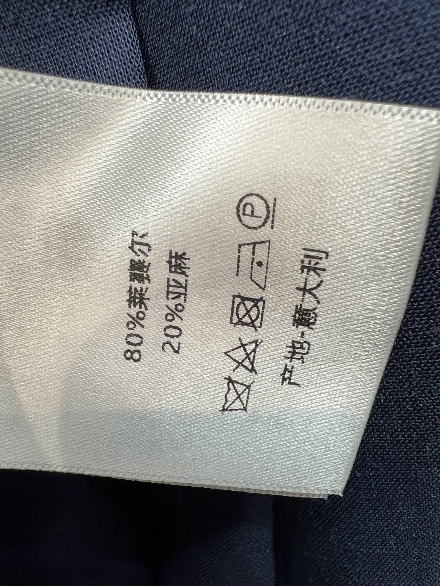 D家 26夏季新款 无袖衬衫套装 翻领衬衫+高腰短裤 采用亚麻混纺面料 抗皱又透气 胸口和裤脚都做了精致