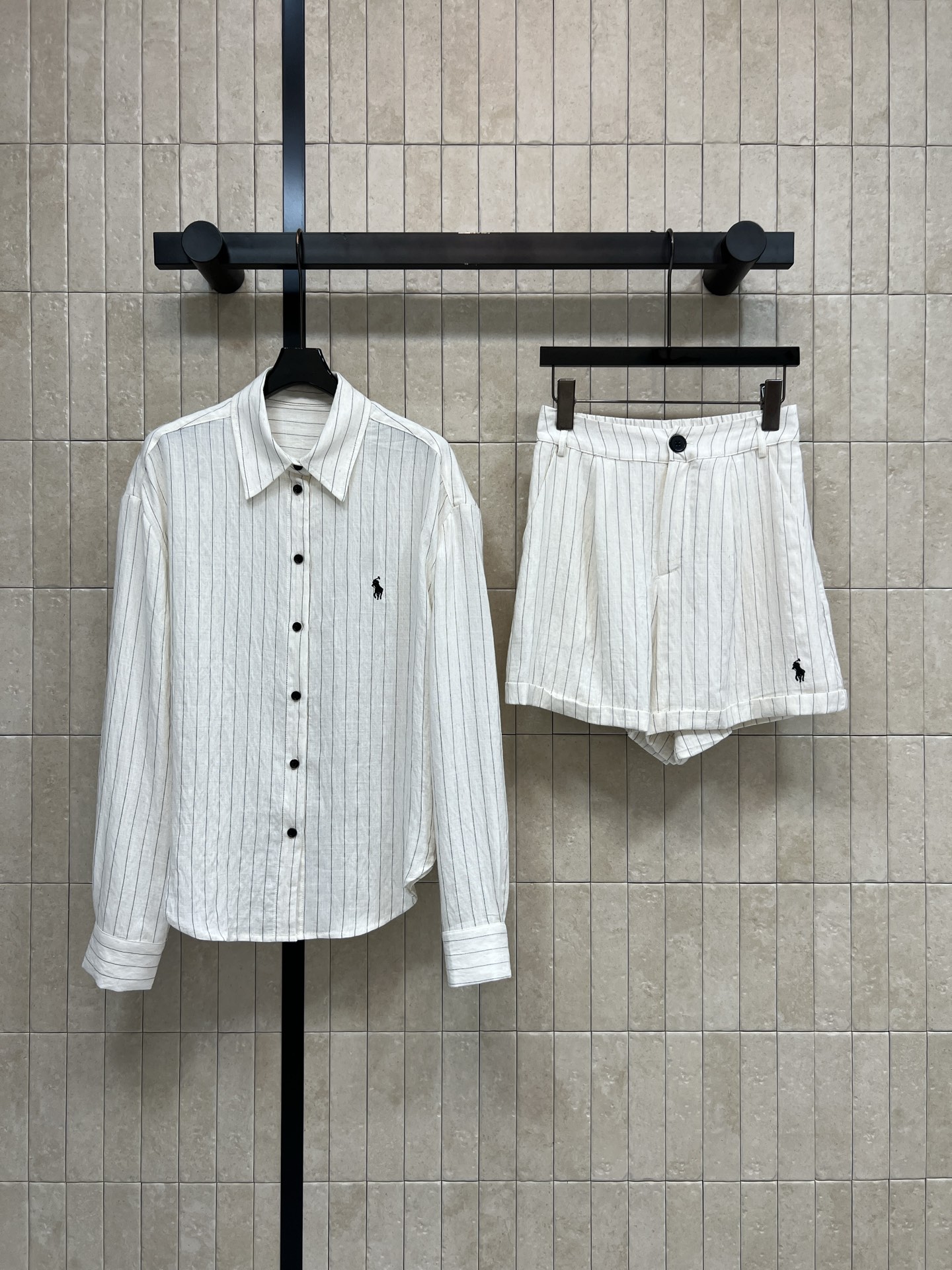 NO:837226,Pol's 26 new summer style striped shirt suit, long-sleeved shirt + high-waisted shorts, cotton blended texture fabric, vertical stripes visually slimming, high-waisted design of shorts to optimize body proportions, exquisite embroidery on the chest and trouser legs, classic and not monotonous, you don't have to think about matching when you go out in one set, suitable for commuting, dating, and vacation. One color and three sizes, Size/S-M-L,, Louis Vuitton, shorts, shirts,19860909pol家 26夏季新款 条纹衬衫套装 长袖衬衫+高腰短裤 棉质混纺肌理面料 竖条纹视觉显瘦 短裤高腰设计优化身材比例 胸口和裤脚精致刺绣 经典不单调 一套出门不用想搭配 通勤 约会 度假穿都合适一色三码Size/S-M-L,,louis vuitton,shorts,shirts,,Women's clothing