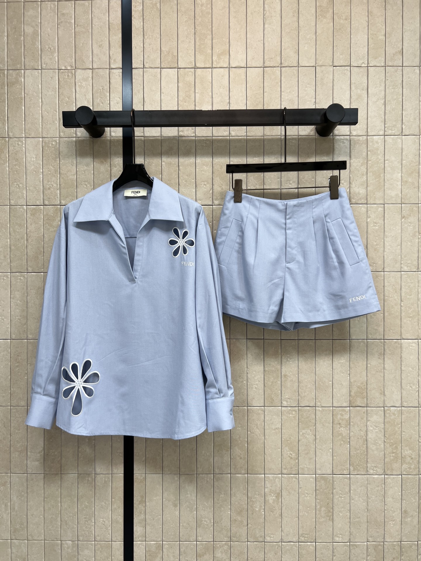 NO:837214,FD Home 26 new summer style flower hollow suit, loose V-neck shirt + high-waisted shorts, with hollow flower embroidery, gentle and a little design sense, high-waisted shorts of the same color, pleated design at the waist to hide the flesh, the legs are directly elongated, the details of the logo letter embroidery on the chest and trouser legs are low-key, the whole set is refreshing, suitable for commuting, dating and traveling.  Two colors and three codes Size/S-M-L,,dior,shorts,shirts,19860909FD家 26夏季新款 花朵镂空套装 宽松V领衬衫+高腰短裤 搭配镂空花朵刺绣 温柔又带点小设计感 同色系高腰短裤 腰头打褶设计超藏肉 腿直接被拉长 胸口和裤脚的logo字母刺绣细节低调 整套搭配清爽 通勤 约会 出游穿都超合适 两色三码Size/S-M-L,,dior,shorts,shirts,,Women's clothing