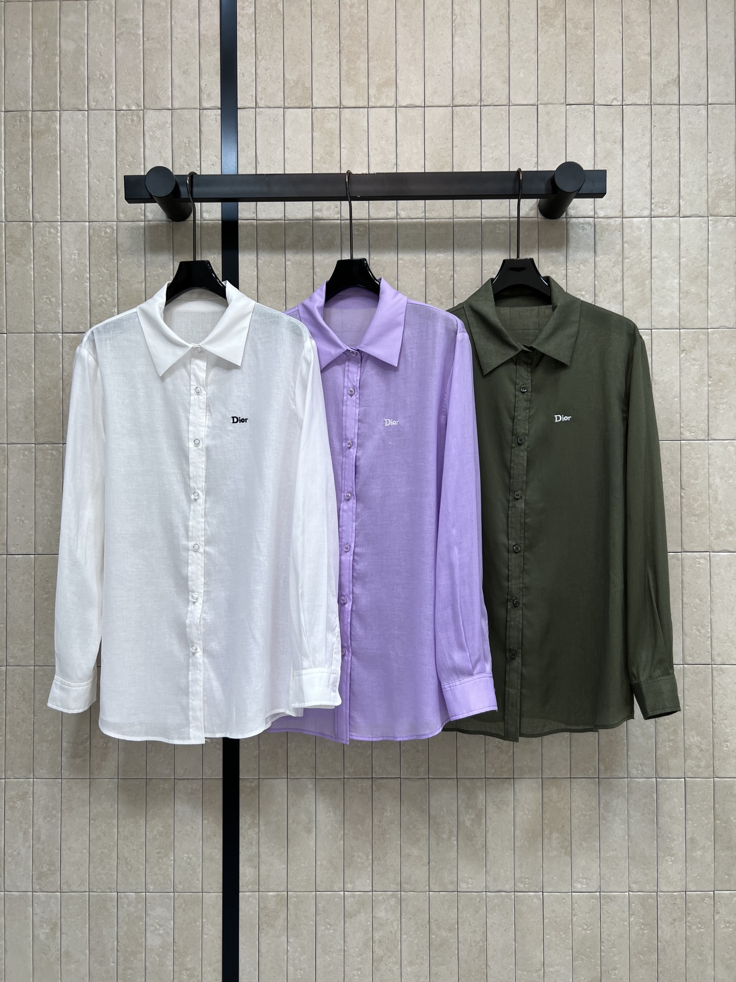 NO:837238,D's 26 new summer style lapel long-sleeved top. Made of light and breathable linen blended fabric. Super comfortable to wear in spring and summer. Simple lapel + chest logo embroidery. Low-key and recognizable. Loose fit. It can be worn alone or layered. It can be easily worn for commuting, leisure or vacation. The color is versatile and looks good no matter how you match it. Three colors and three codes, Size/S-M-L,, dior,19860909D家 26夏季新款 翻领长袖上衣 采用轻盈透气亚麻混纺面料 春夏穿超舒服 简约翻领+胸前logo刺绣 低调又有辨识度 宽松版型 单穿or叠搭都OK 通勤 休闲 度假都能轻松驾驭颜色百搭 怎么搭都好看 三色三码Size/S-M-L,,dior,,Women's clothing