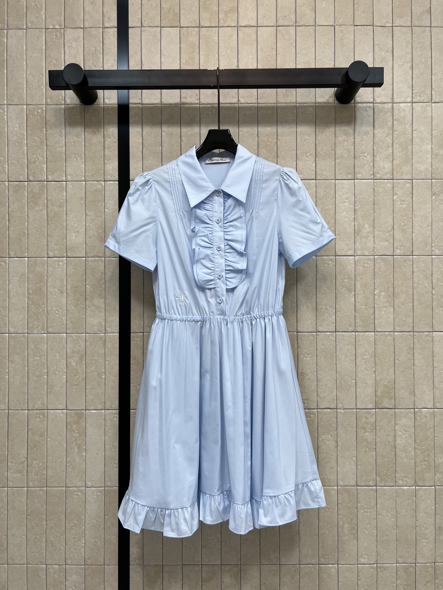 NO:837250,D Home 26 new summer style lapel short-sleeved shirt dress, light fabric, short sleeves and refreshing, lapel + placket ruffle design, elastic waist design, A-line skirt, not picky about body shape, exquisiteness hidden in the details, easy to control for daily commuting and leisure. Pair with sandals or white shoes to easily get the summer atmosphere. Three sizes in one color, Size/S-M-L,, dior, sandals, skirts, shirts, T-shirt,19860909D家 26夏季新款 翻领短袖衬衫裙 轻薄面料 短袖清爽 翻领+门襟荷叶边的设计 腰部松紧设计A字裙摆 不挑身材 细节里藏着精致感 日常通勤 休闲都能轻松驾驭 搭配凉鞋或小白鞋 轻松get夏日氛围感 一色三码Size/S-M-L,,dior,sandals,skirts,shirts,T-shirt,,Women's clothing