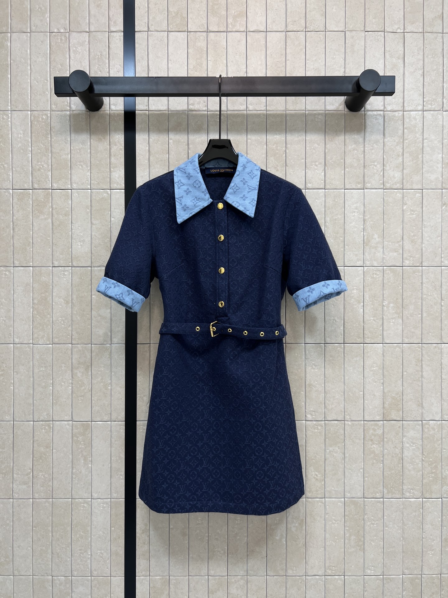 NO:837271,L's 26 new summer style jacquard denim dress, classic lapel + light blue cuffs, full of layers, slim fit to outline the figure, chain design on the back and sides, easy to put on and take off, easy to manage for daily commuting and dating, metal buttons + belt details, practical and fashionable, denim fabric is wear-resistant and comfortable, paired with handbags and simple sandals, elegant and casual, three sizes in one color, Size/S-M-L,, louis vuitton, sandals, skirts,19860909L家 26夏季新款 提花牛仔连衣裙 经典翻领+浅蓝袖口 层次感满满 修身剪裁勾勒身形 后侧边链条设计 穿脱方便 日常通勤 约会都能轻松驾驭 金属纽扣+腰带细节 实用又时髦 牛仔布料耐磨舒适 搭配手提包和简约凉鞋 优雅随性get 一色三码Size/S-M-L,,louis vuitton,sandals,skirts,,Women's clothing