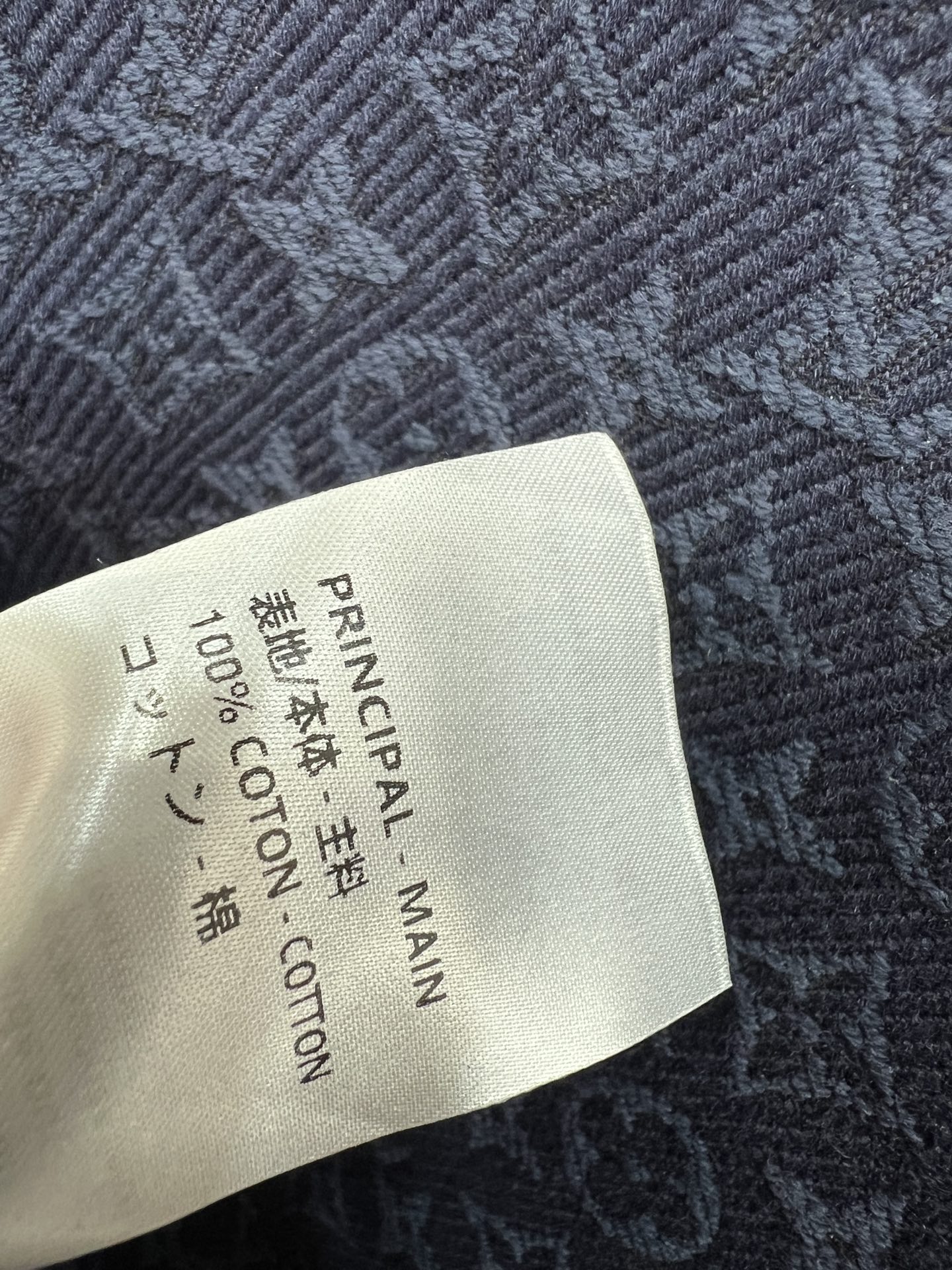 L家 26夏季新款 提花牛仔连衣裙 经典翻领+浅蓝袖口 层次感满满 修身剪裁勾勒身形 后侧边链条设计 穿