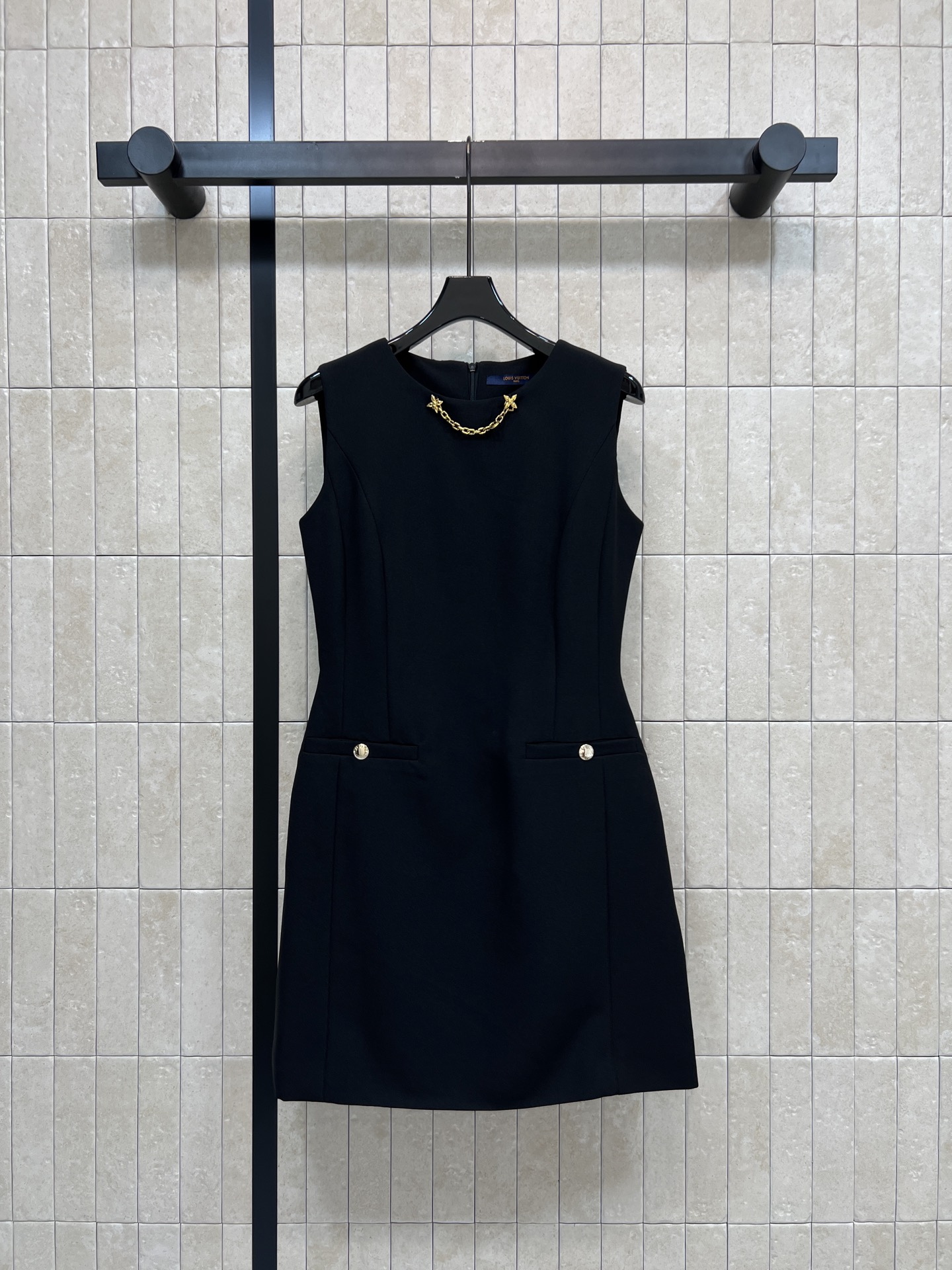 NO:837279,L's 26 new summer style black and gold sleeveless dress. The fabric is stiff and stylish. The upper body is super elegant. The waist is tailored. It is equipped with metal buckles and round neck chains. It is full of details. It is noble and elegant. Simple and elegant. Suitable for a variety of body types. It can be easily controlled for daily commuting or formal occasions. Three sizes in one color, Size/S-M-L,, louis vuitton, skirts,19860909L家 26夏季新款 黑金无袖连衣裙 面料硬挺有型 上身超显气质 腰部收腰剪裁 搭配金属扣+圆领链条点缀细节感满满 贵气又优雅 简约大方 适合多种身材 日常通勤或正式场合都能轻松驾驭 一色三码Size/S-M-L,,louis vuitton,skirts,,Women's clothing