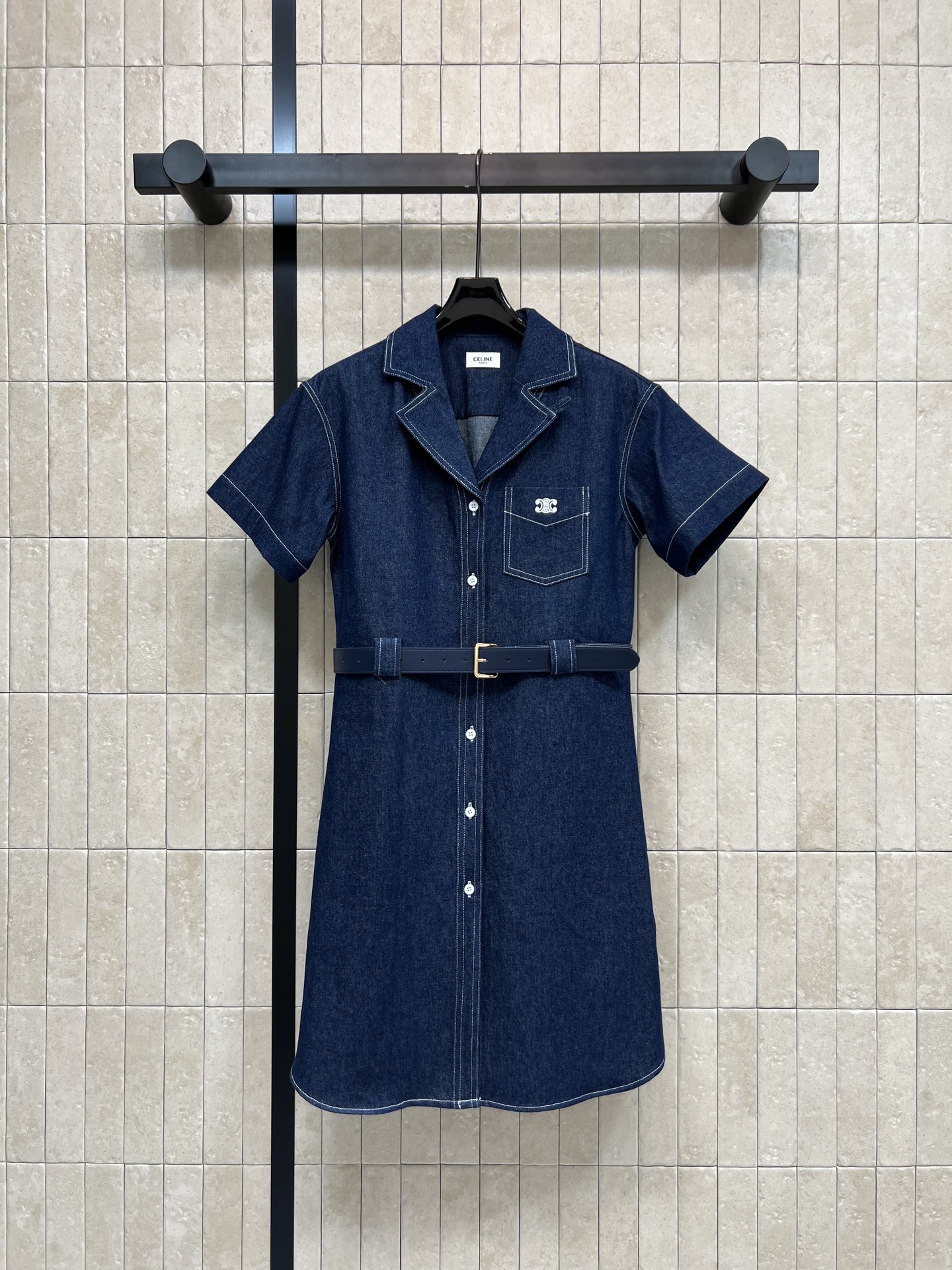 NO:837267,CE Home 26 new summer style V-neck denim dress. Dark blue washed denim fabric. Shirt-style lapel. The belt is half denim + half leather splicing. Full of details. The waist is slimmed to show the figure. It can be worn for commuting and leisure. The logo on the chest is low-key and simple. Pair it with a straw bag or thick-soled shoes. Easily get the French relaxed feeling. Three sizes in one color. Size/S-M-L,,espadrilles,skirts,shirts,19860909CE家 26夏季新款 V领牛仔连衣裙 深蓝水洗牛仔面料 衬衫式翻领 腰带是一半牛仔+一半皮质拼接 细节感满满 收腰显身材 通勤休闲都能穿 胸前Logo低调简约 随手搭配草编包或厚底鞋 轻松get法式松弛感 一色三码Size/S-M-L,,espadrilles,skirts,shirts,,Women's clothing