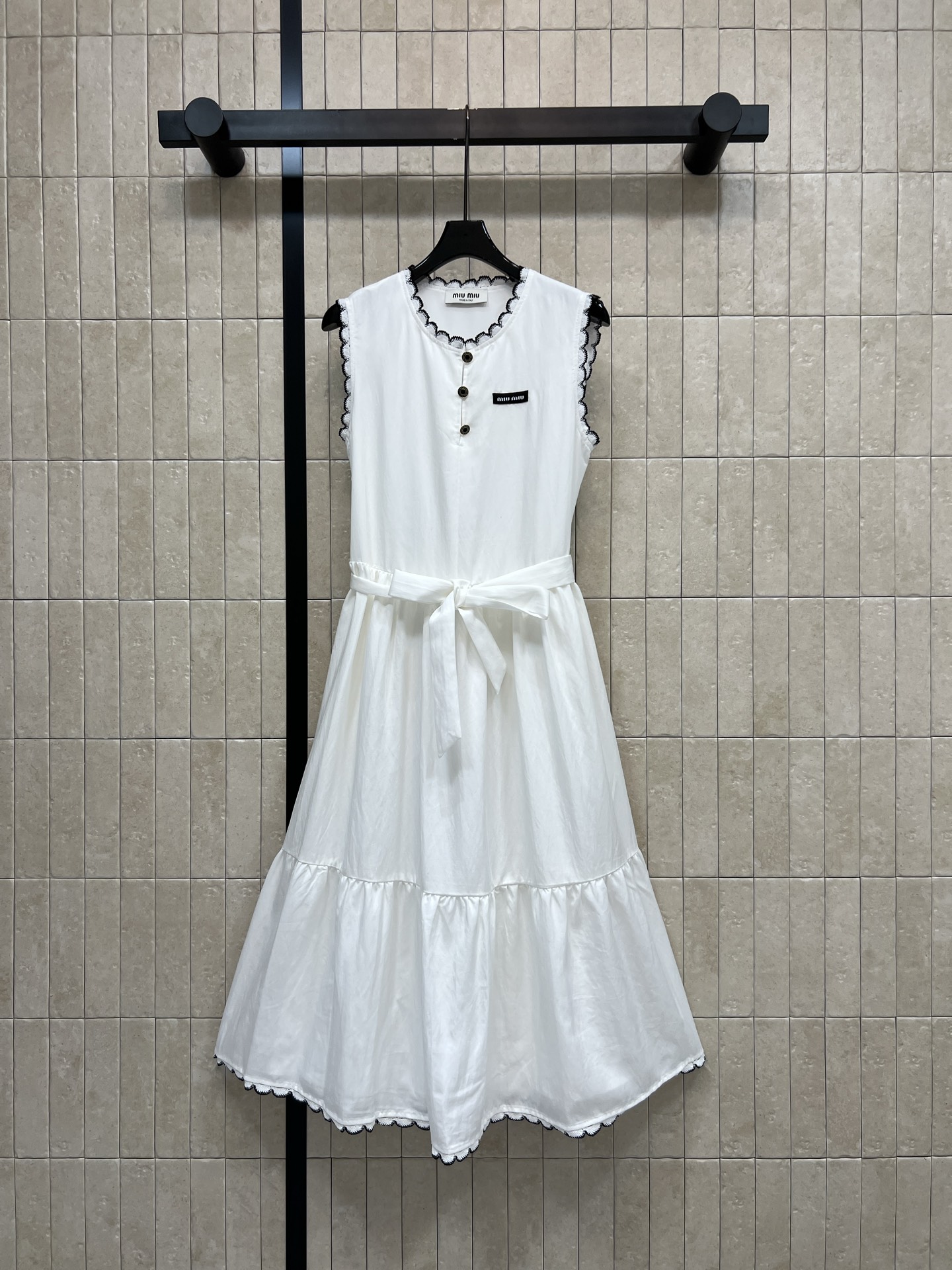 NO:837287,MIU Home 26 new summer style lace waist long dress Sleeveless + lace neckline + waist tie to modify the figure and show a feminine temperament The skirt is full of layers The length is friendly for petite girls It can be easily managed for daily commuting, dating and vacation. Pair it with a silver chain bag or simple sandals for a fresh and sweet style. Two colors and three sizes Size/S-M-L,,miumiu,sandals,skirts,19860909MIU家 26夏季新款 花边收腰连衣长裙 无袖+花边领口+腰部系带 修饰身形又显柔美气质 裙摆层次感满满 长度友好小个子女生 日常通勤 约会 度假都能轻松驾驭 搭配银色链条包或简约凉鞋 清新甜美风get 两色三码Size/S-M-L,,miumiu,sandals,skirts,,Women's clothing