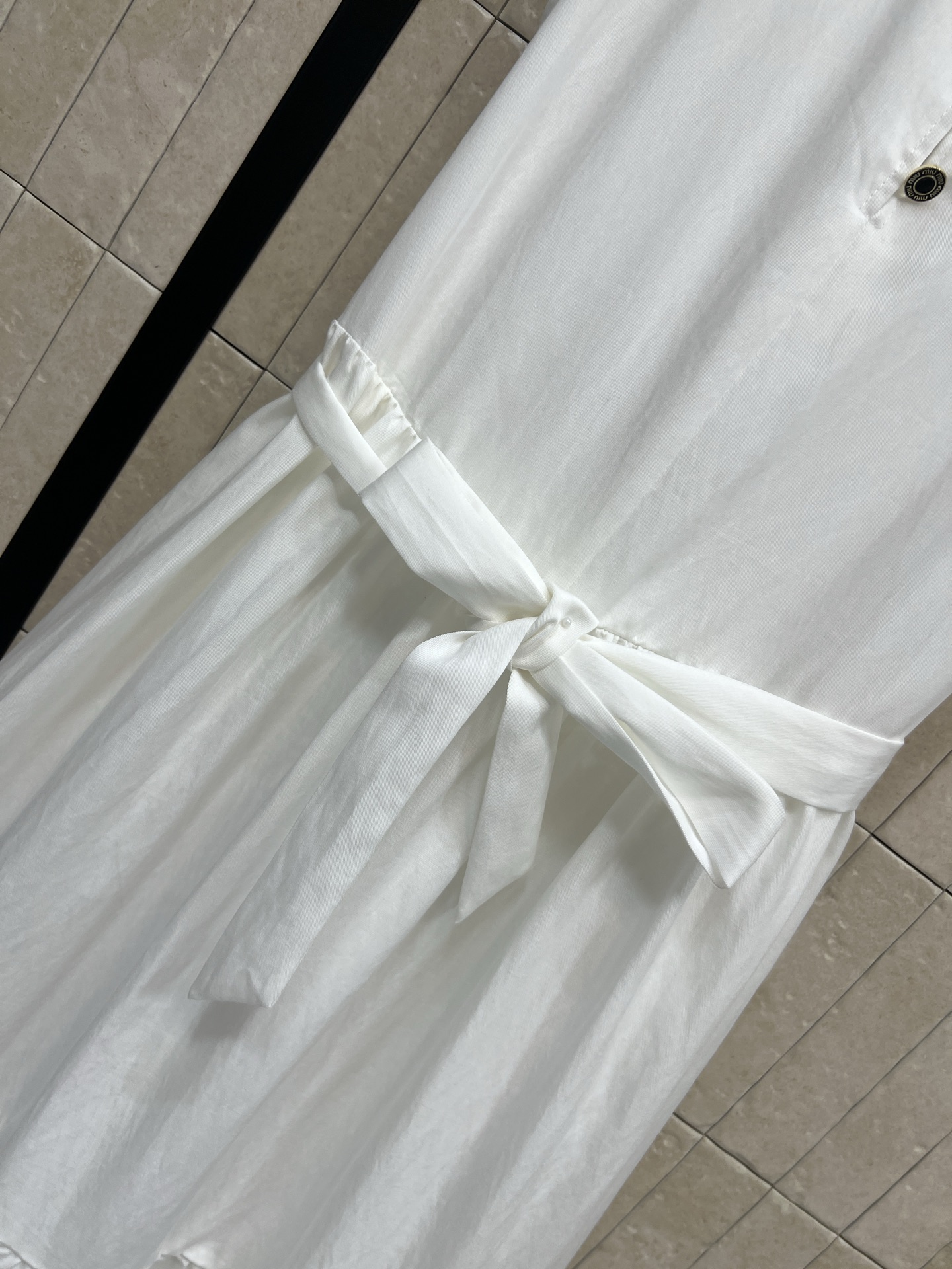 MIU家 26夏季新款 花边收腰连衣长裙​​ 无袖+花边领口+腰部系带 修饰身形又显柔美气质 裙摆层次感