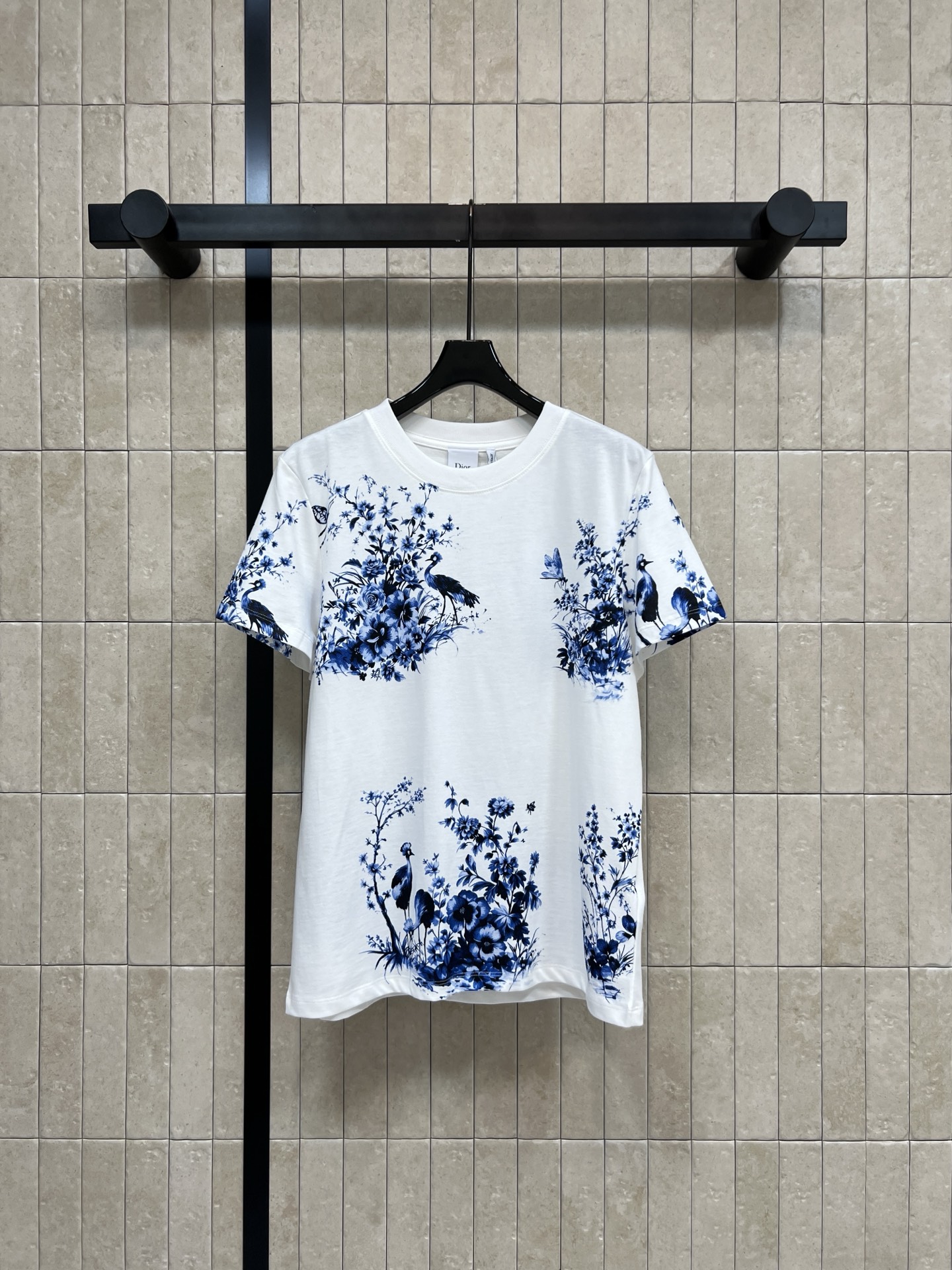 NO:837294,D Home 26 new summer style printed T-shirt tops. The pure cotton fabric is soft and smooth. The round neck is loose and dropped shoulders. The blue and white flower and bird prints are completely non-contrasting. It has a sense of artistic atmosphere. It is comfortable and slim. It is very versatile for daily wear. Whether it is worn with jeans or a skirt, you can easily get the cool national style or French elegance. Three sizes in one color. Size/S-M-L, dior, skirts, jeans, tees, t-shirt,19860909D家 26夏季新款 印花T恤上衣 纯棉面料柔软垂顺 圆领宽松落肩版型 蓝白花鸟印花完全不撞款 自带艺术氛围感 舒适又显瘦 日常穿搭超百搭 无论配牛仔裤还是半裙 都能轻松get清冷国风or法式优雅风 一色三码Size/S-M-L,,dior,skirts,jeans,tees，t-shirt,,Women's clothing