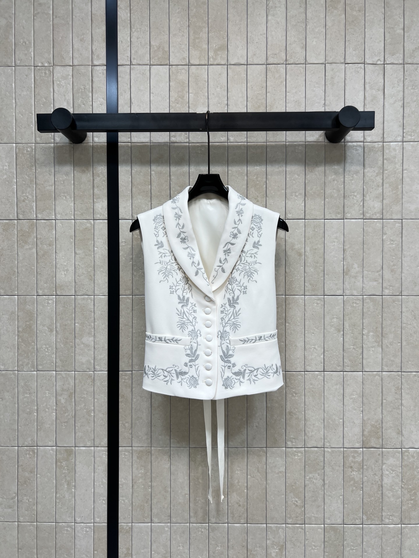 NO:837299,D Home 26 new summer style V-neck embroidered sleeveless vest, gray plant embroidery embellishment, full of retro elegance, V-neck lapel + multi-button design, exquisite details, easy to put on and take off, thin belt at the back to modify the body shape. It looks great with shirts, dresses or high-waisted pants. It can be easily managed in commuting, parties and formal occasions. It has both temperament and practicality. Four sizes in one color, Size/S-M-L-XL,, dior, skirts, shirts,19860909D家 26夏季新款 V领刺绣无袖马甲 灰色植物刺绣点缀 复古优雅感满满 V领翻领+多颗纽扣设计 细节精致 穿脱方便 后腰部细带收腰 修饰身形 搭配衬衫 连衣裙或高腰裤都很出彩 通勤 聚会 正式场合都能轻松驾驭 气质与实用性兼具 一色四码Size/S-M-L-XL,,dior,skirts,shirts,,Women's clothing