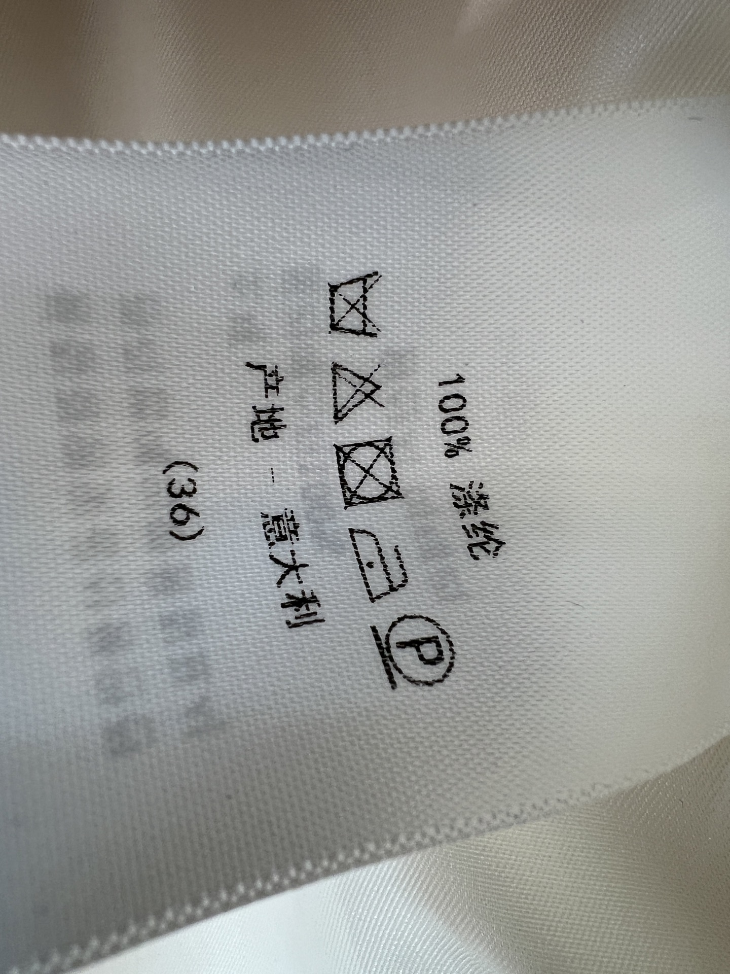 D家 26夏季新款 V领刺绣无袖马甲 灰色植物刺绣点缀 复古优雅感满满 V领翻领+多颗纽扣设计 细节精致