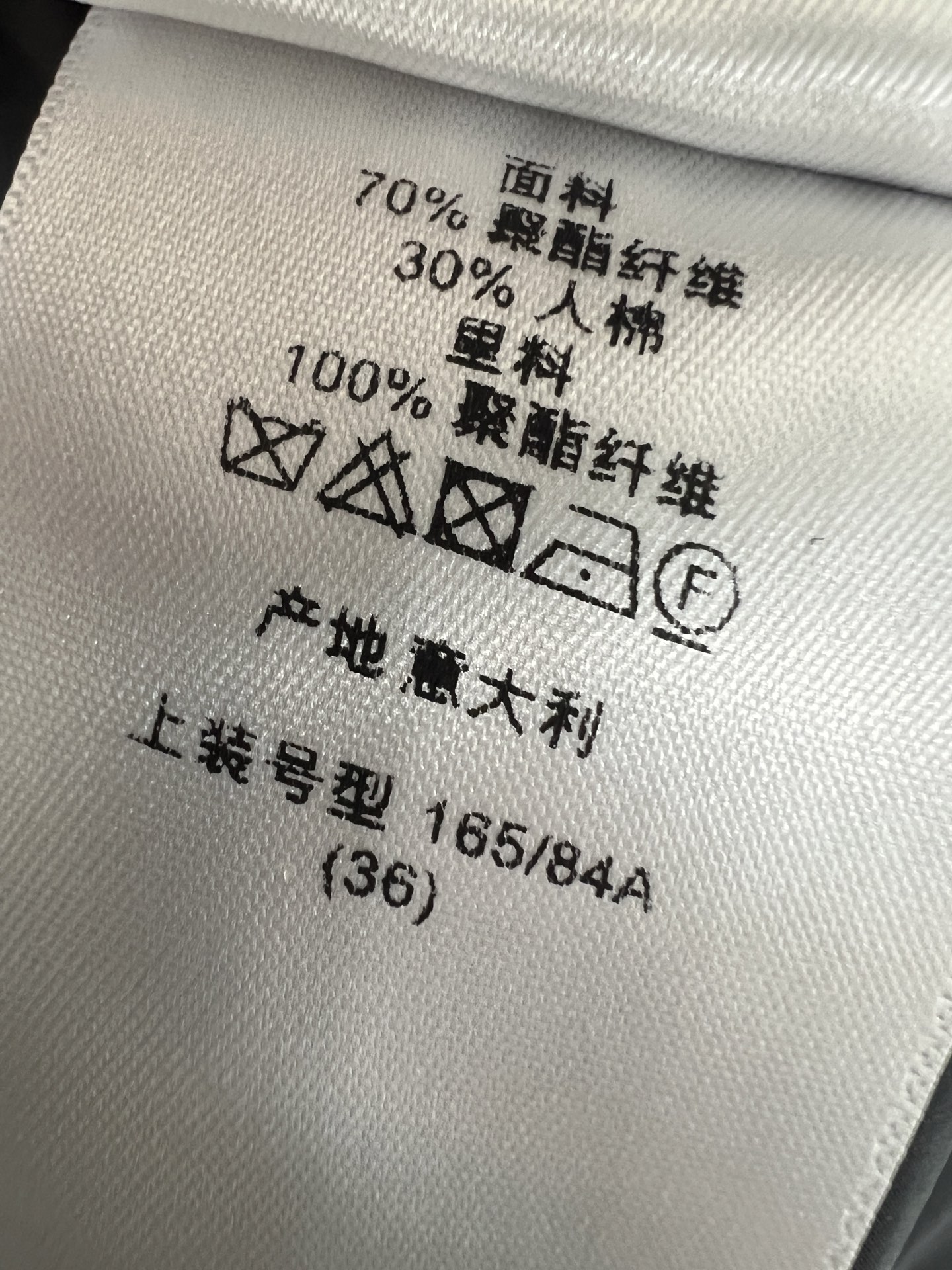 D家 26夏季新款 黑色长款西装马甲 经典翻领+双排扣设计 简约大气 职场通勤或正式场合都能轻松驾驭 无