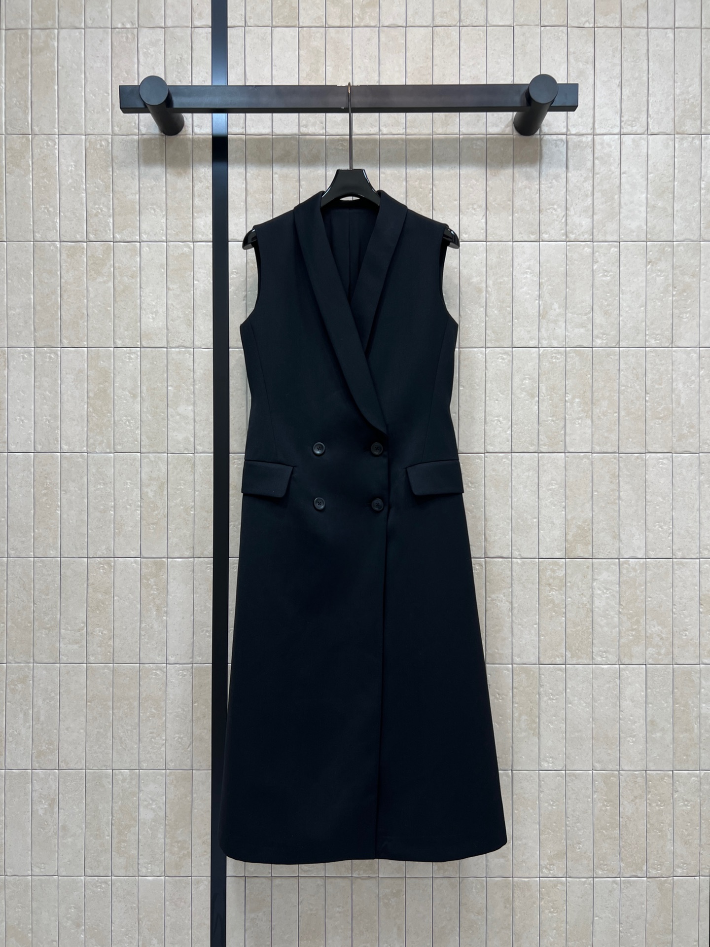 NO:837264,D Home's 26 new summer style black long suit vest, classic lapel + double-breasted design, simple and elegant, can be easily used in workplace commuting or formal occasions, sleeveless tailoring, can also be layered with shirts or sweaters, perfect layering, mid-length to modify the body shape, capable and elegant, paired with short skirts, shorts or loafers, easy to get fashionable, four sizes in one color, Size/S-M-L-XL,, dior, loafers, skirts, shorts, shirts, business  suit,19860909D家 26夏季新款 黑色长款西装马甲 经典翻领+双排扣设计 简约大气 职场通勤或正式场合都能轻松驾驭 无袖剪裁 还能叠搭衬衫或针织衫 层次感满分 中长款修饰身形 干练优雅 搭配短裙 短裤或乐福鞋 轻松get时尚 一色四码Size/S-M-L-XL,,dior,loafers,skirts,shorts,shirts,business suit,,Women's clothing