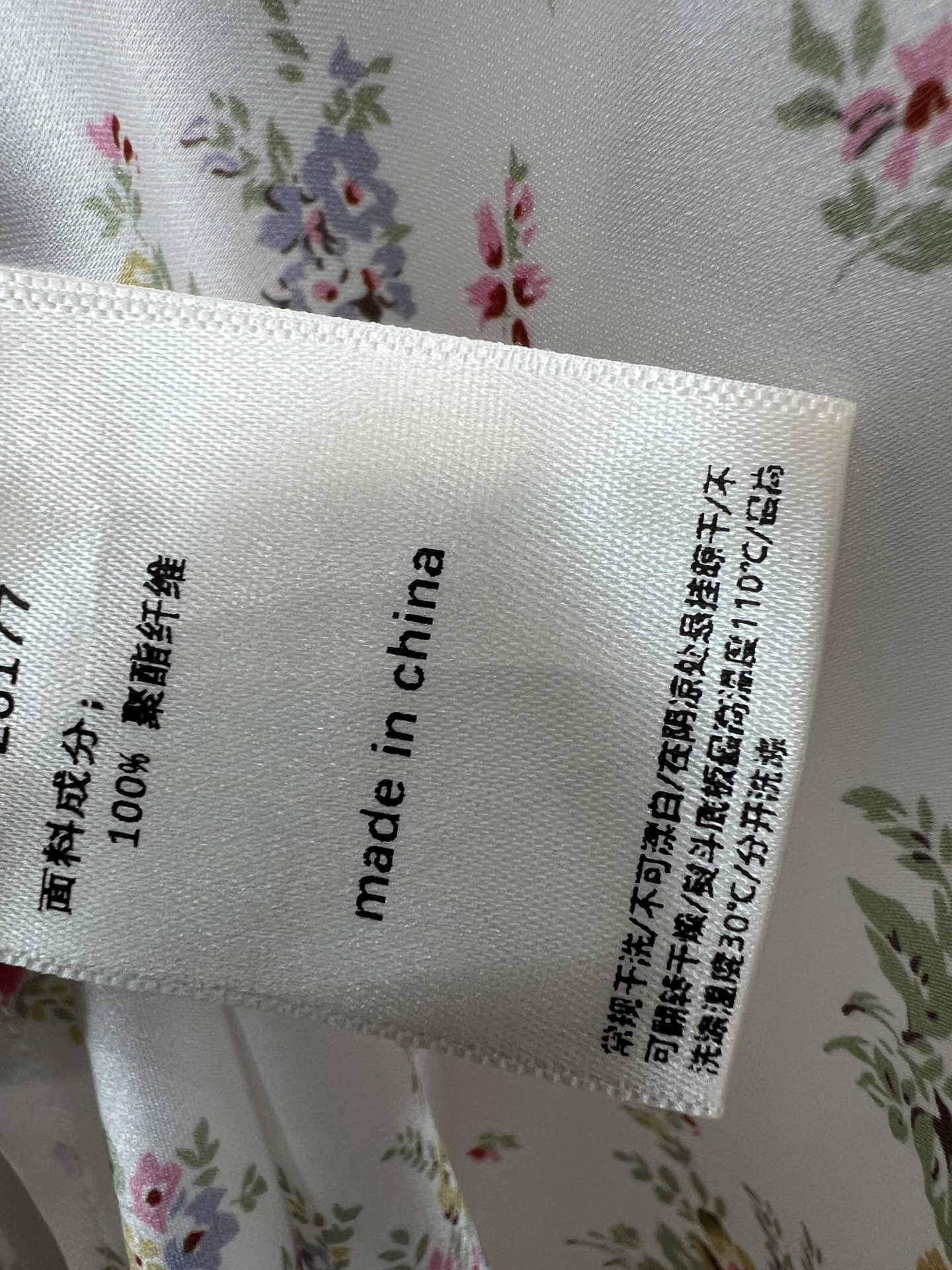 MIU家 26夏季新款 碎花蕾丝吊带  蕾丝花边+小碎花图案 V领修饰颈部线条 侧边抽绳可调节收腰 显身