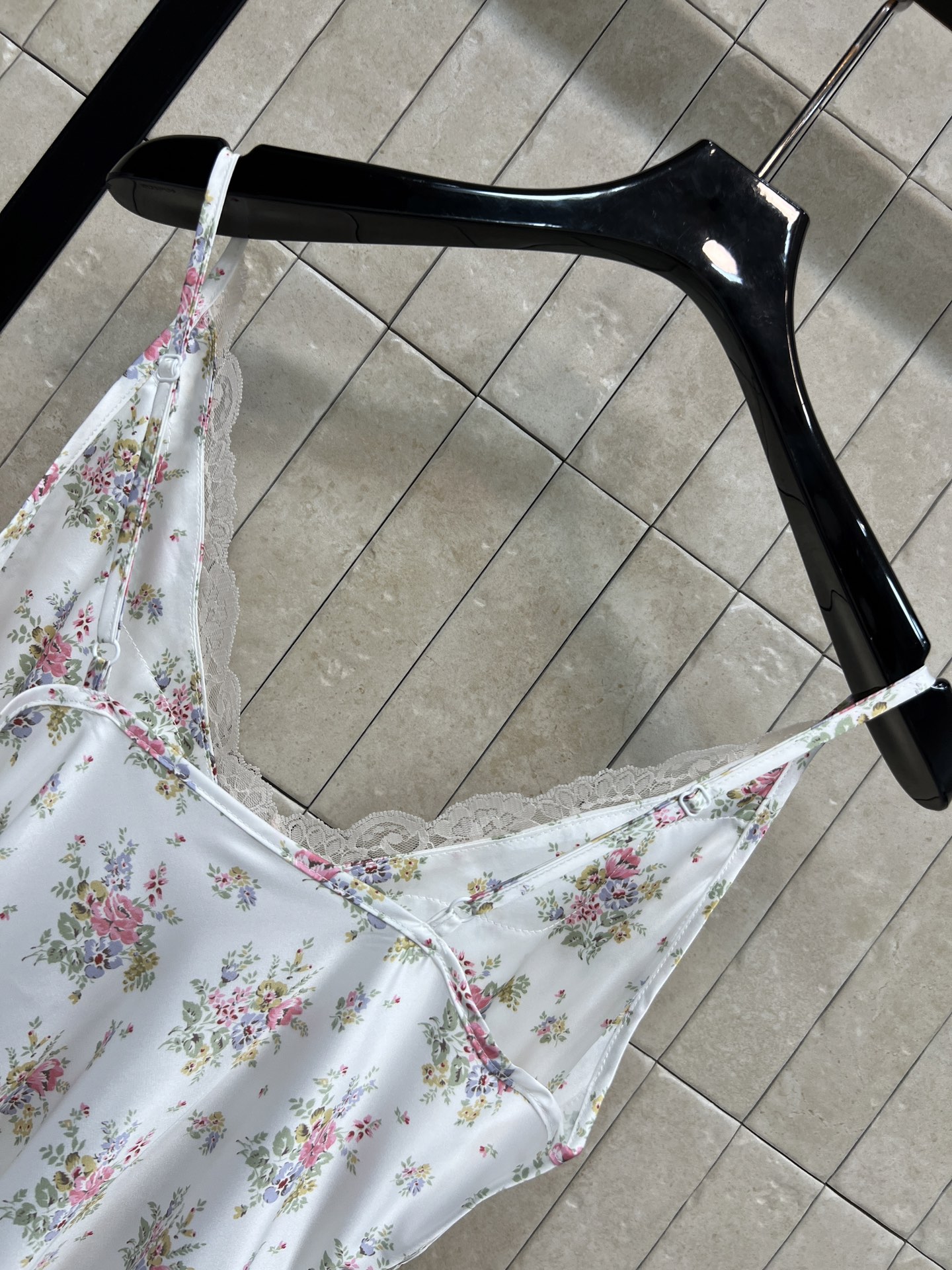 MIU家 26夏季新款 碎花蕾丝吊带  蕾丝花边+小碎花图案 V领修饰颈部线条 侧边抽绳可调节收腰 显身