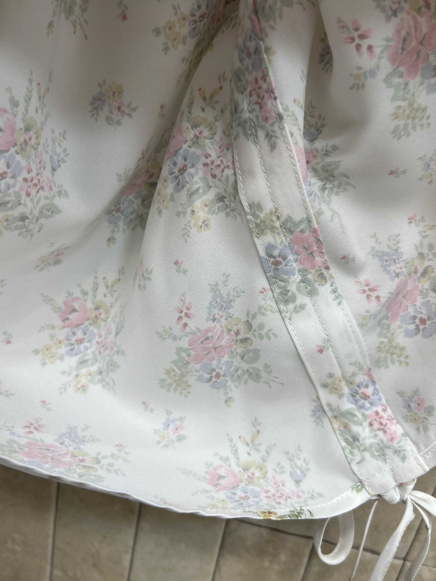 MIU家 26夏季新款 碎花蕾丝吊带  蕾丝花边+小碎花图案 V领修饰颈部线条 侧边抽绳可调节收腰 显身