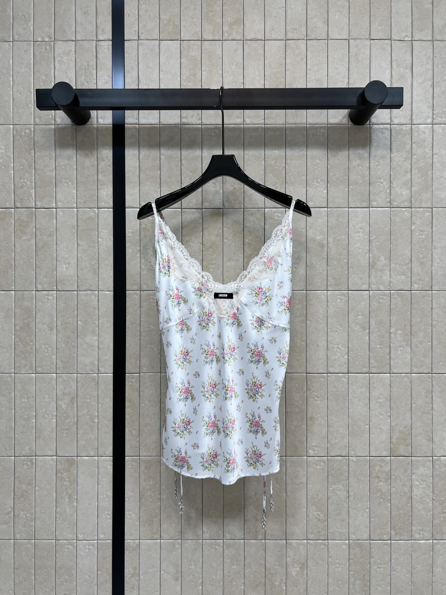 NO:837911,MIU Home 26 new summer style Floral lace suspender Lace + small floral pattern V-neck to modify the neck line Side drawstrings can adjust the waist to show body proportions It can be easily controlled whether it is daily, vacation or taking photos. It looks great with skirts or casual pants. Three sizes in one color Size/S-M-L,,miumiu,skirts,19860909MIU家 26夏季新款 碎花蕾丝吊带 蕾丝花边+小碎花图案 V领修饰颈部线条 侧边抽绳可调节收腰 显身材比例 无论日常 度假还是拍照都能轻松驾驭 搭配半裙或休闲裤都很出片哦 一色三码Size/S-M-L,,miumiu,skirts,,Women's clothing