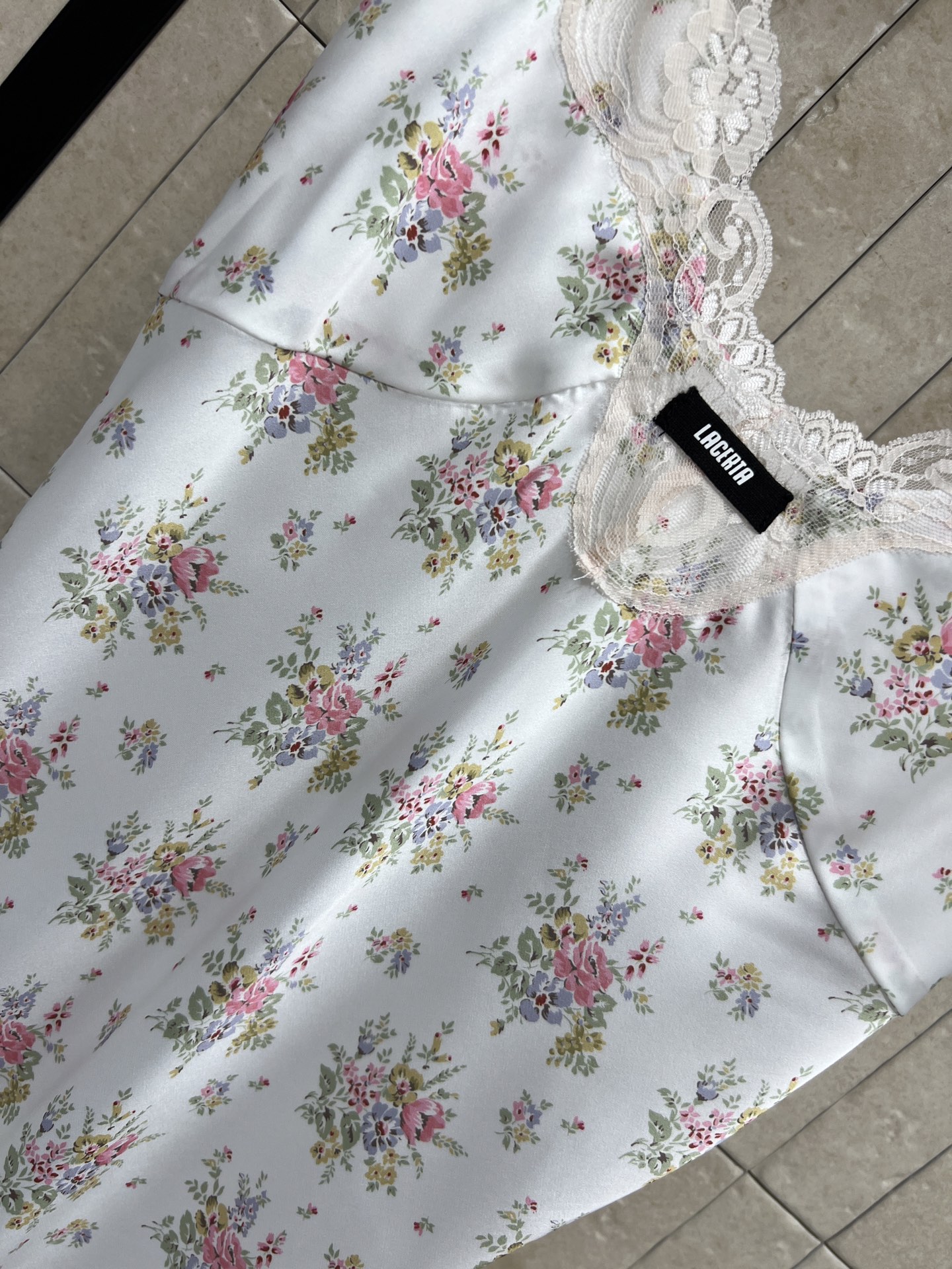MIU家 26夏季新款 碎花蕾丝吊带  蕾丝花边+小碎花图案 V领修饰颈部线条 侧边抽绳可调节收腰 显身